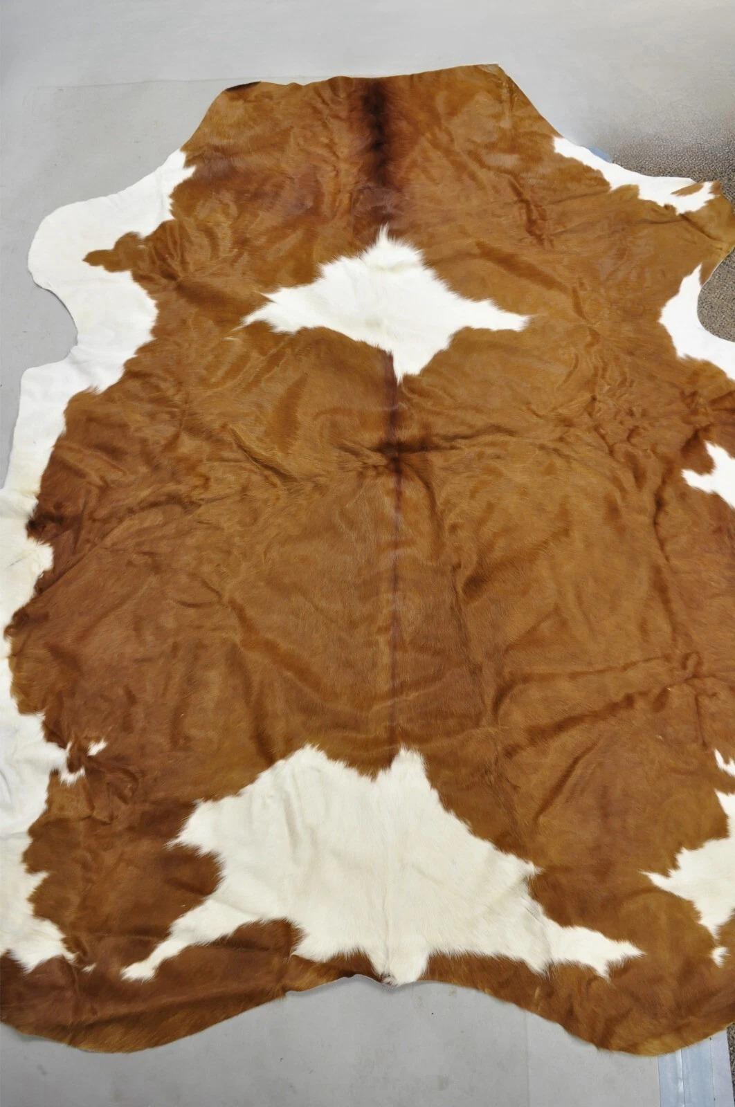 Alfombra grande de piel de vaca marrón y blanca 7'x6' Farmhouse Modern. Finales del siglo XX. Medidas: 84