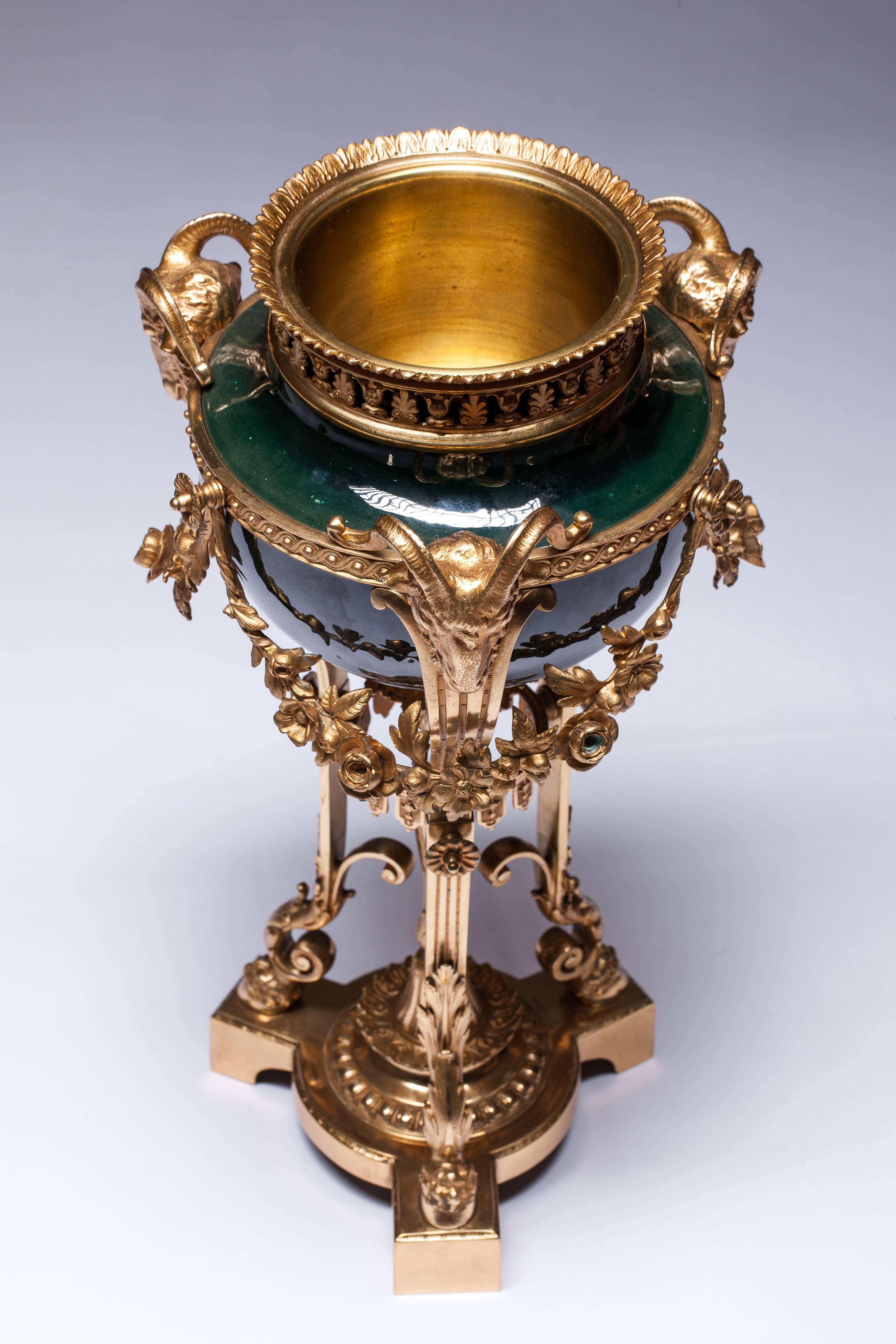 Large Brûle Perfume Bronze, Gilded, Three-Sided Grooved Base For Sale 4
