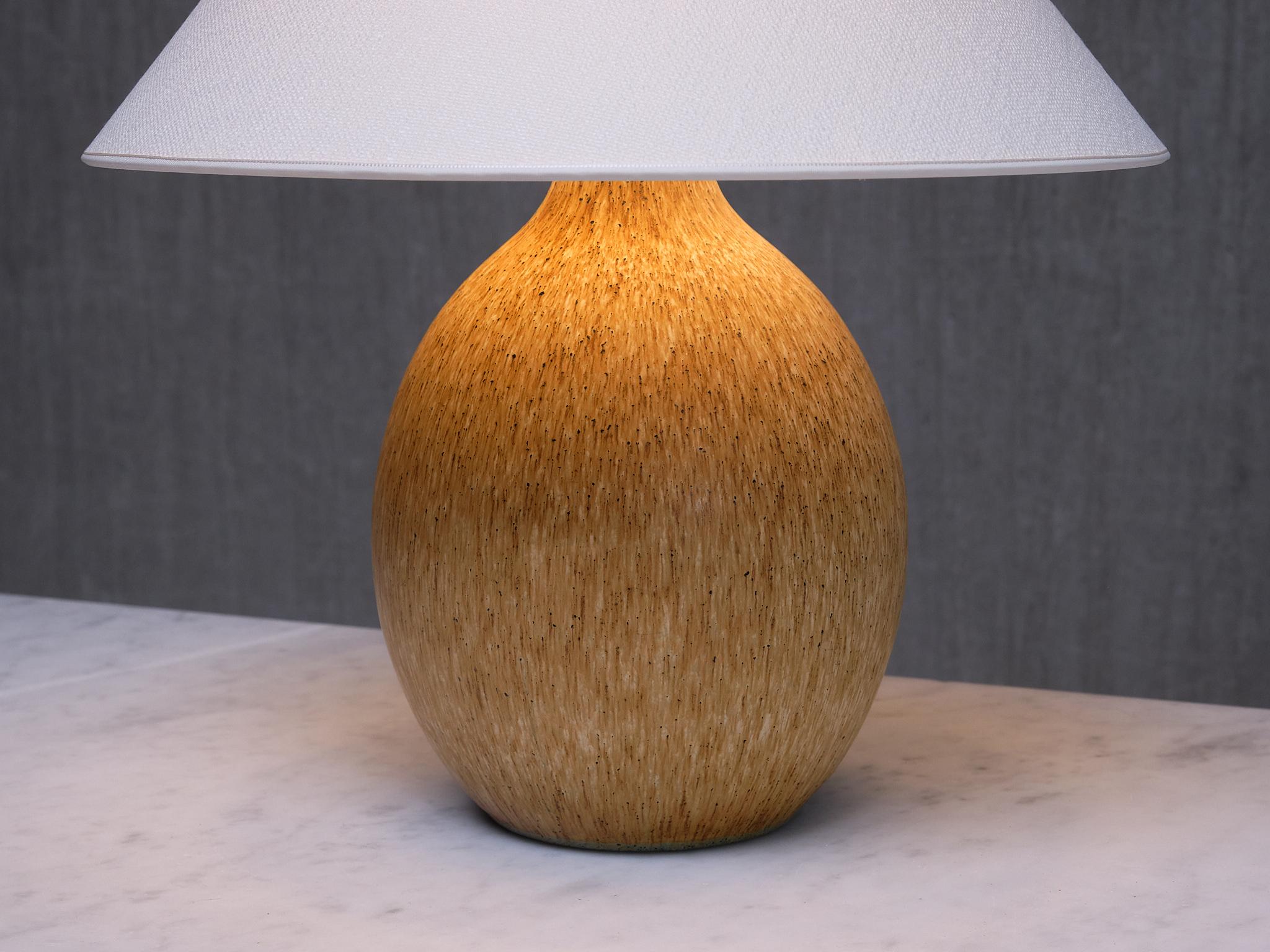 Große Bruno Karlsson-Tischlampe aus gesprenkelter Keramik, Ego Stengods, Schweden, 1960er Jahre (Skandinavische Moderne) im Angebot