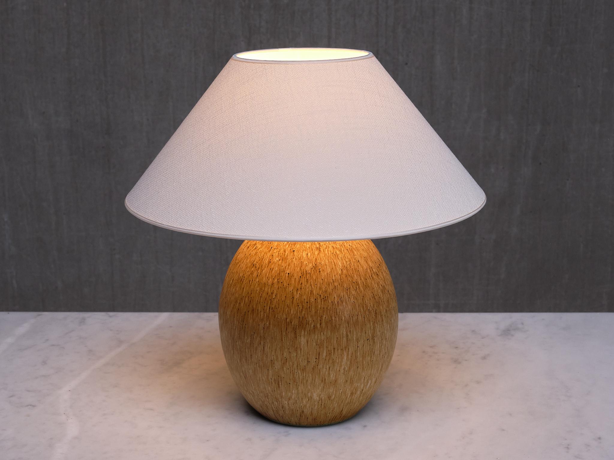 Große Bruno Karlsson-Tischlampe aus gesprenkelter Keramik, Ego Stengods, Schweden, 1960er Jahre (Mitte des 20. Jahrhunderts) im Angebot