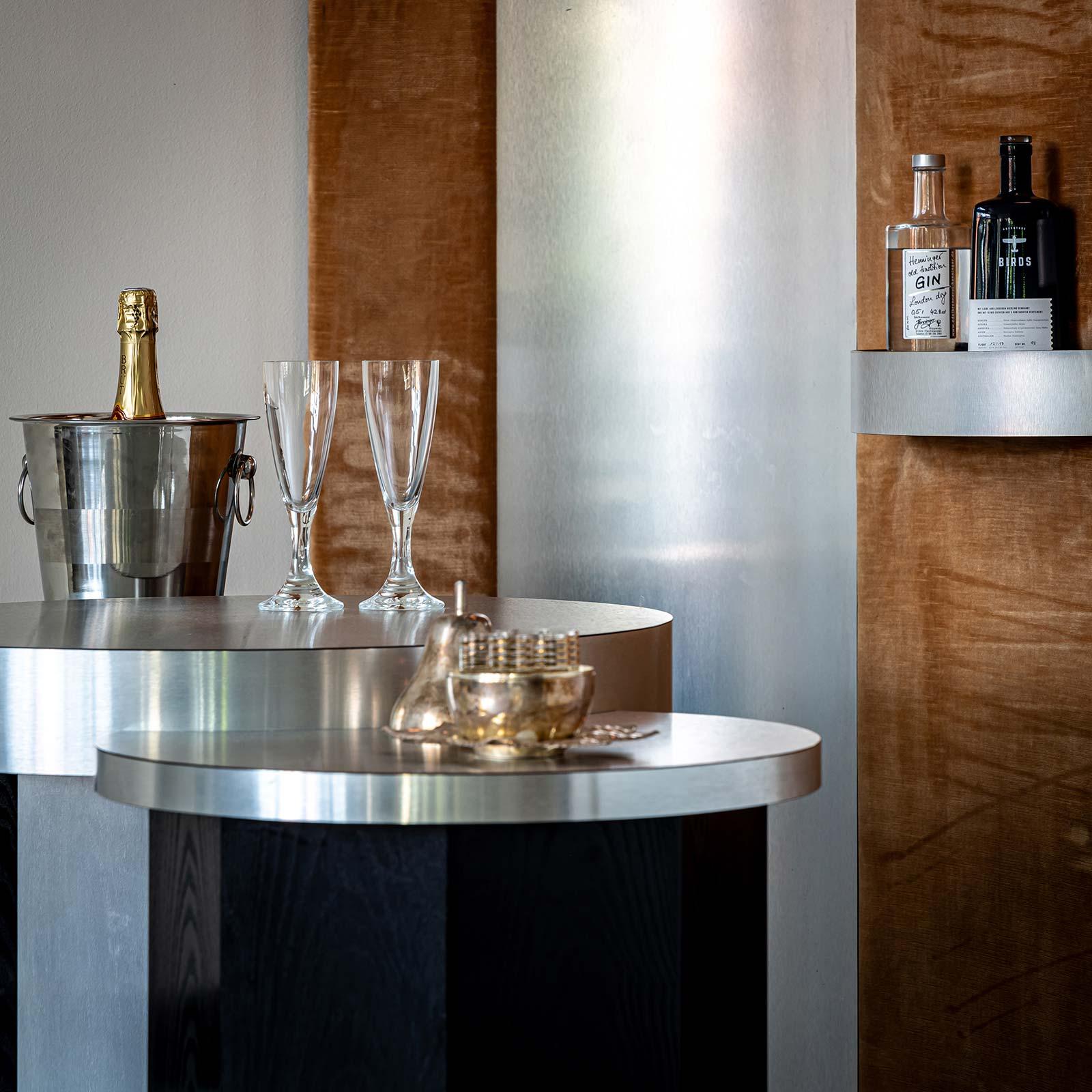 Large Brushed Aluminium Bar, Italy 1970s In Good Condition For Sale In Greding, DE