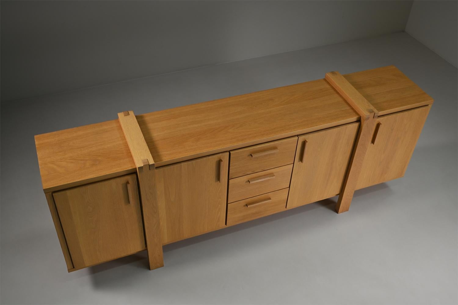 Large brustalist oak sideboard, Belgium. In Good Condition For Sale In Landgraaf, NL