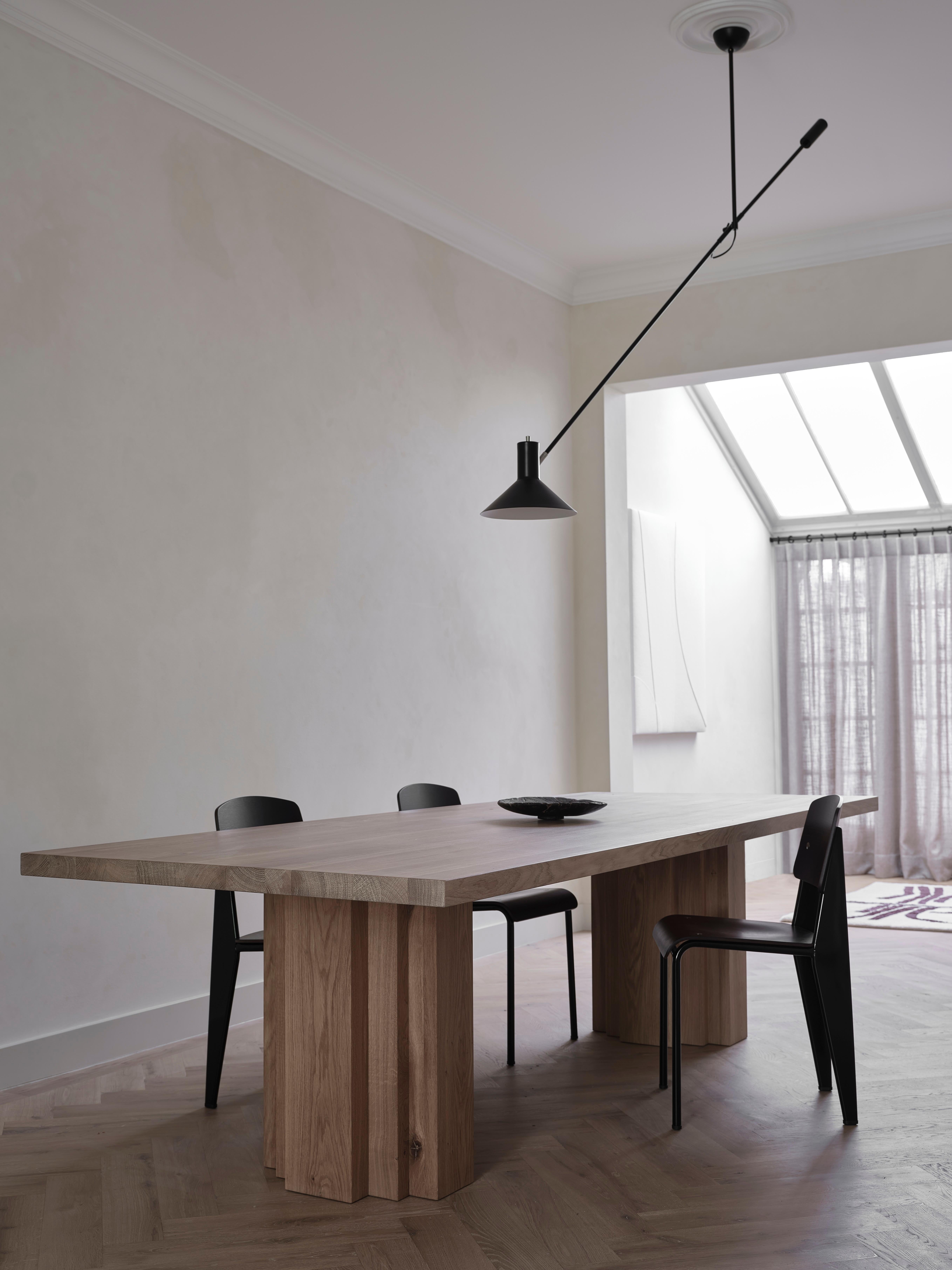 Der Brut-Tisch ist an den Brutalismus und die Architektur der Amsterdamer Schule angelehnt. Ein Gleichgewicht von roher MATERIALität und zurückhaltenden Formen mit geometrisch ausdrucksstarken Details.

Entworfen von Aad Bos und in den Niederlanden