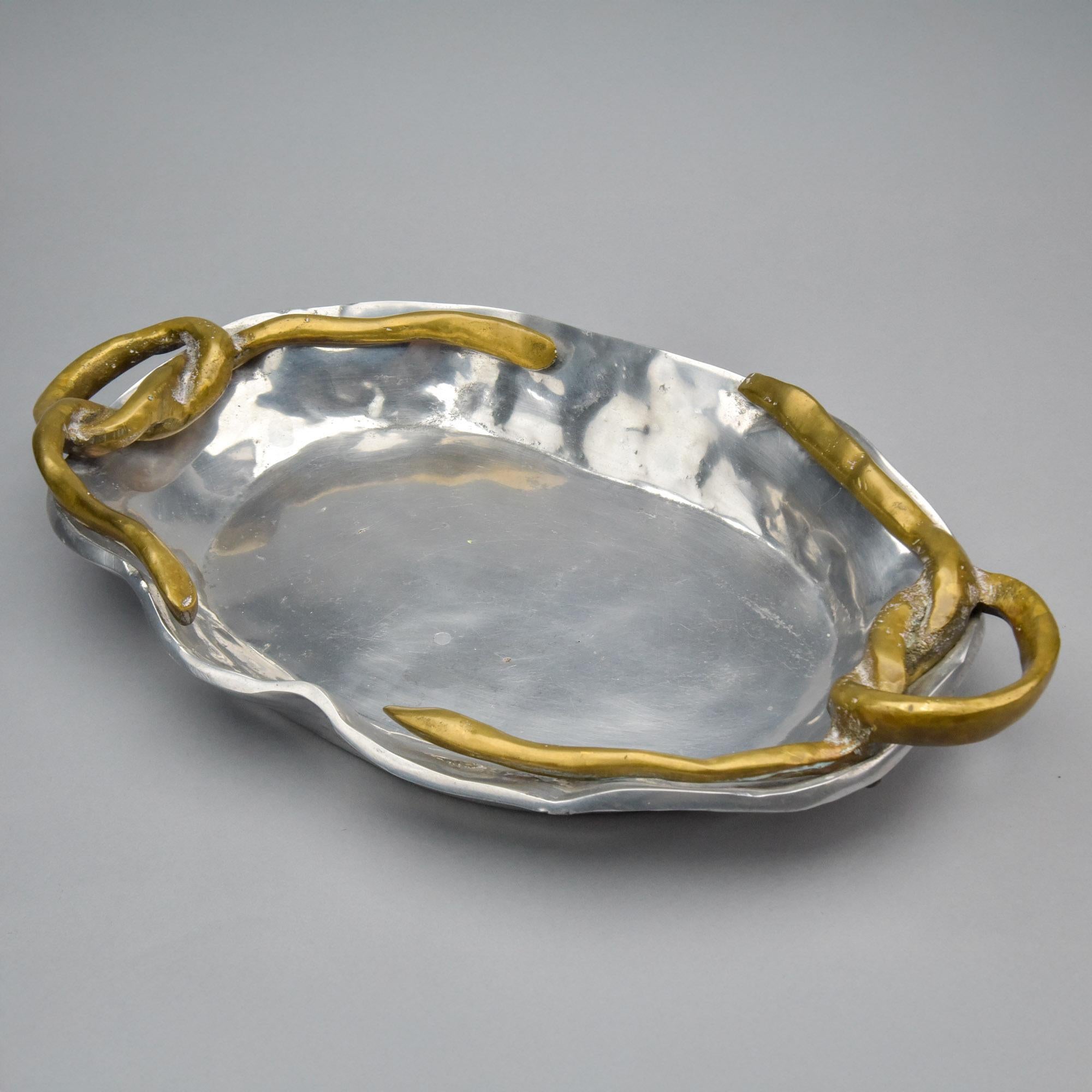Encontrada en España, esta bandeja de aluminio y latón de estilo brutalista está marcada por Leopoldo de Sevilla, España, y data de la década de 1970. La bandeja mide 19,5