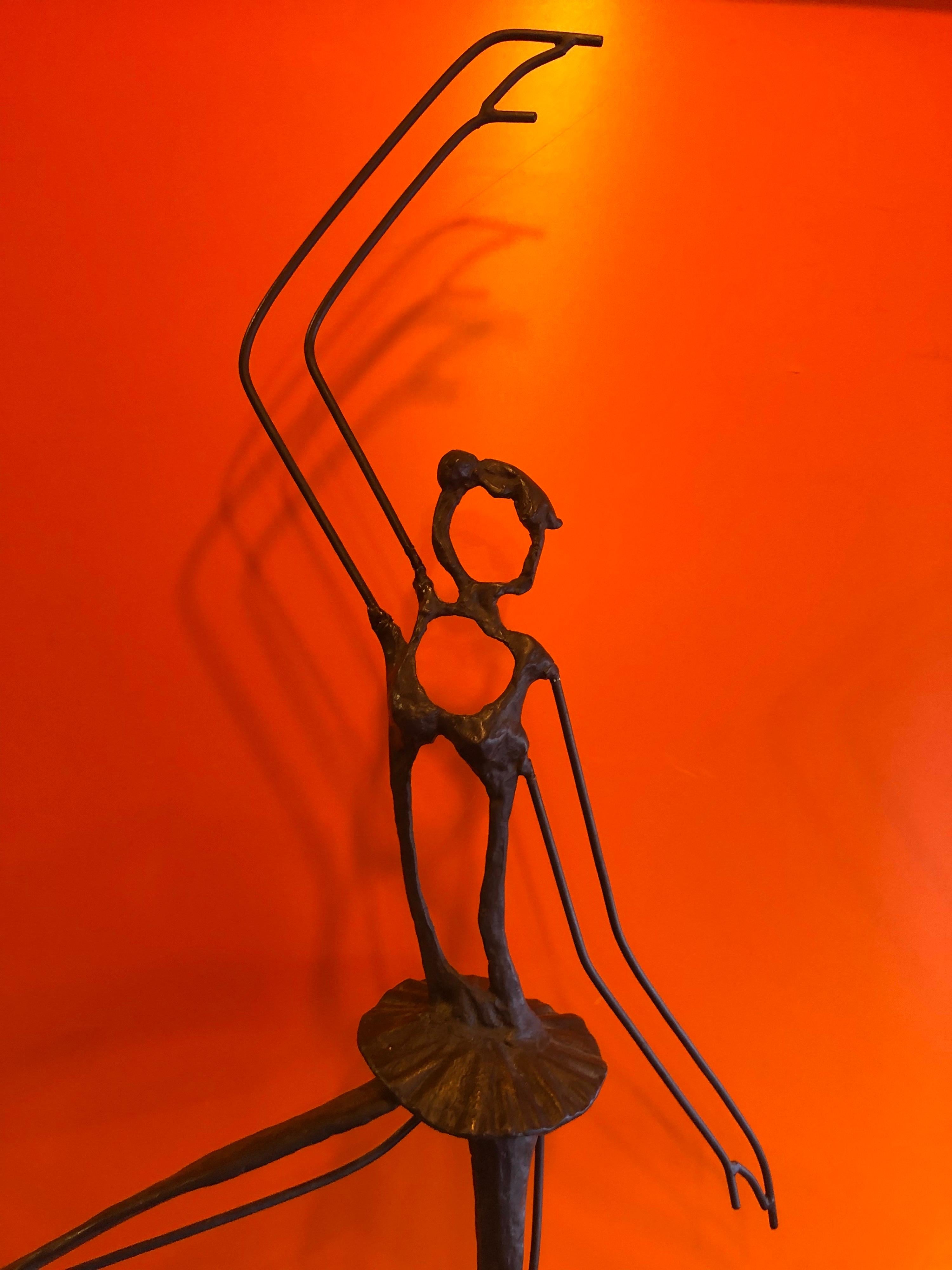Grande sculpture de ballerine brutaliste en bronze sur socle en marbre en vente 4