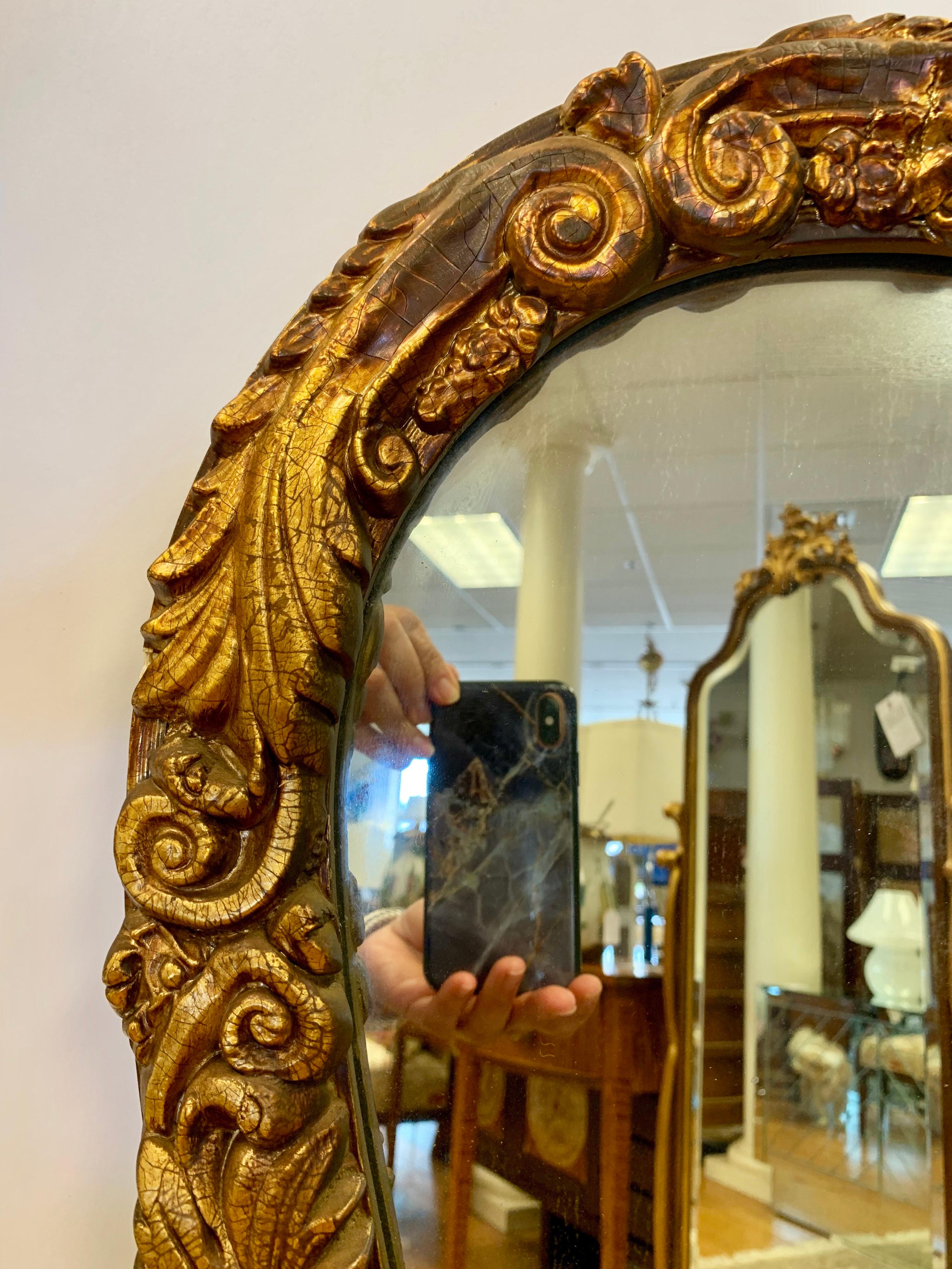 Américain Grand miroir mural en bois doré sculpté et incurvé