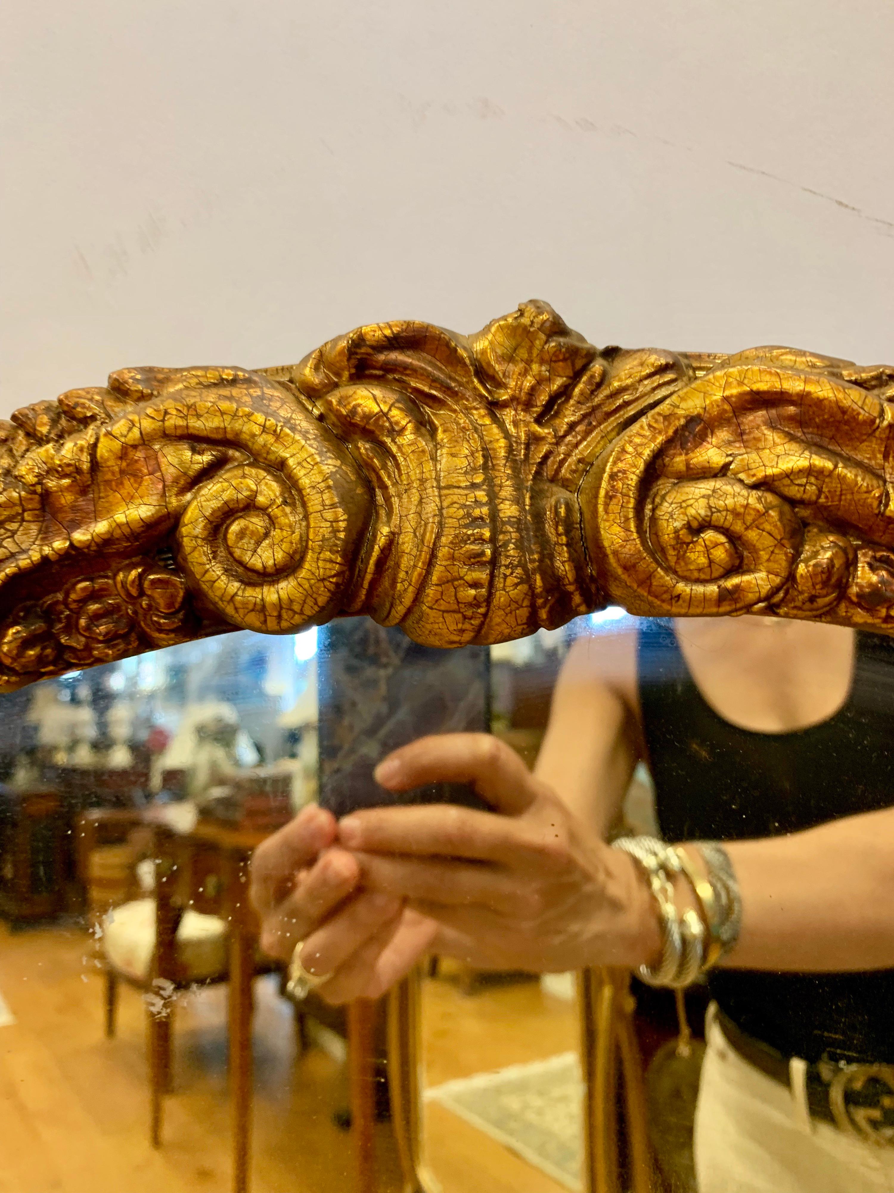 Fin du 20e siècle Grand miroir mural en bois doré sculpté et incurvé