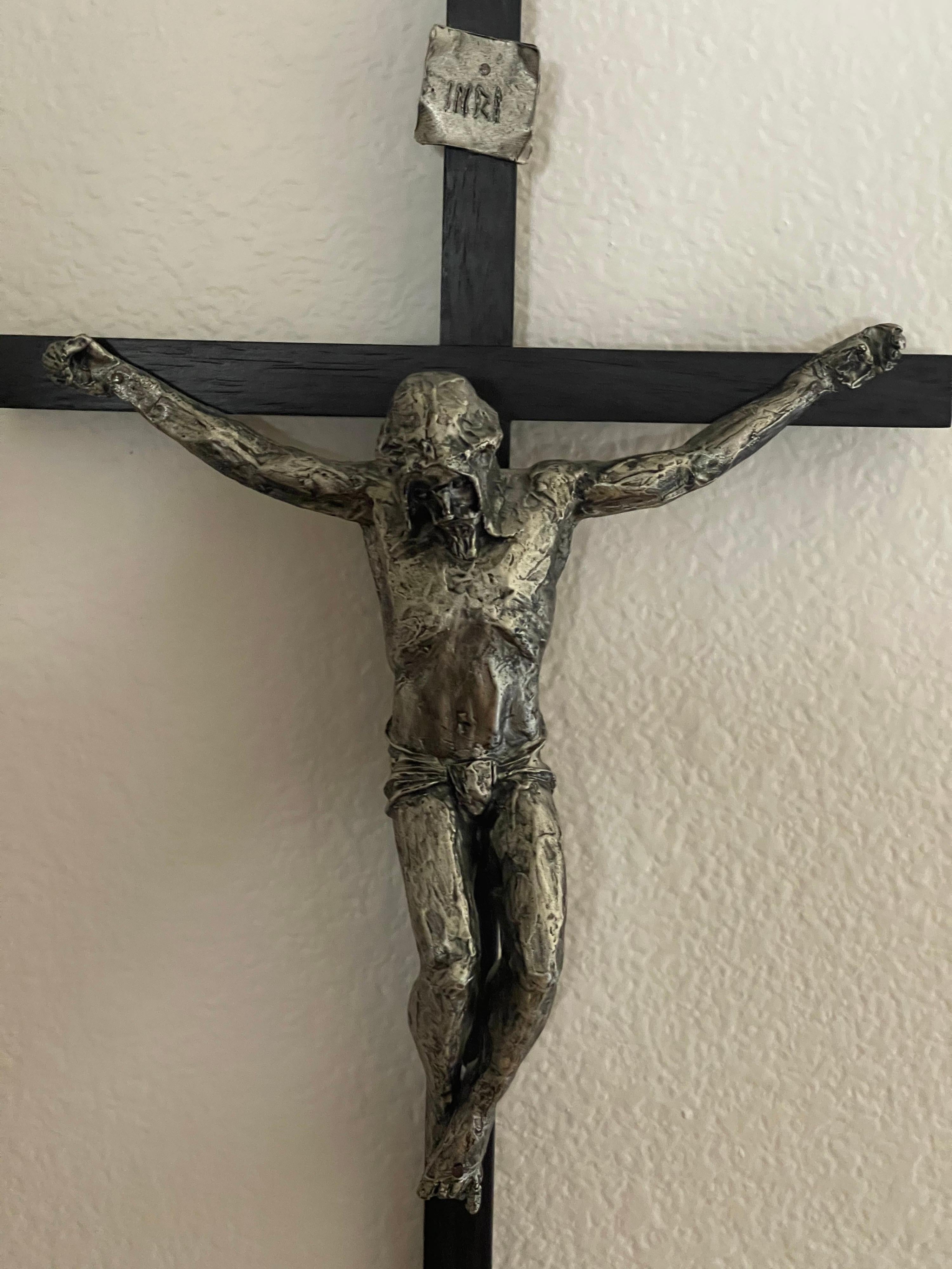 Grand crucifix / croix brutaliste en fonte et bois d'Italie, vers les années 1970. Il s'agit d'une magnifique pièce linéaire en très bon état mesurant 10 
