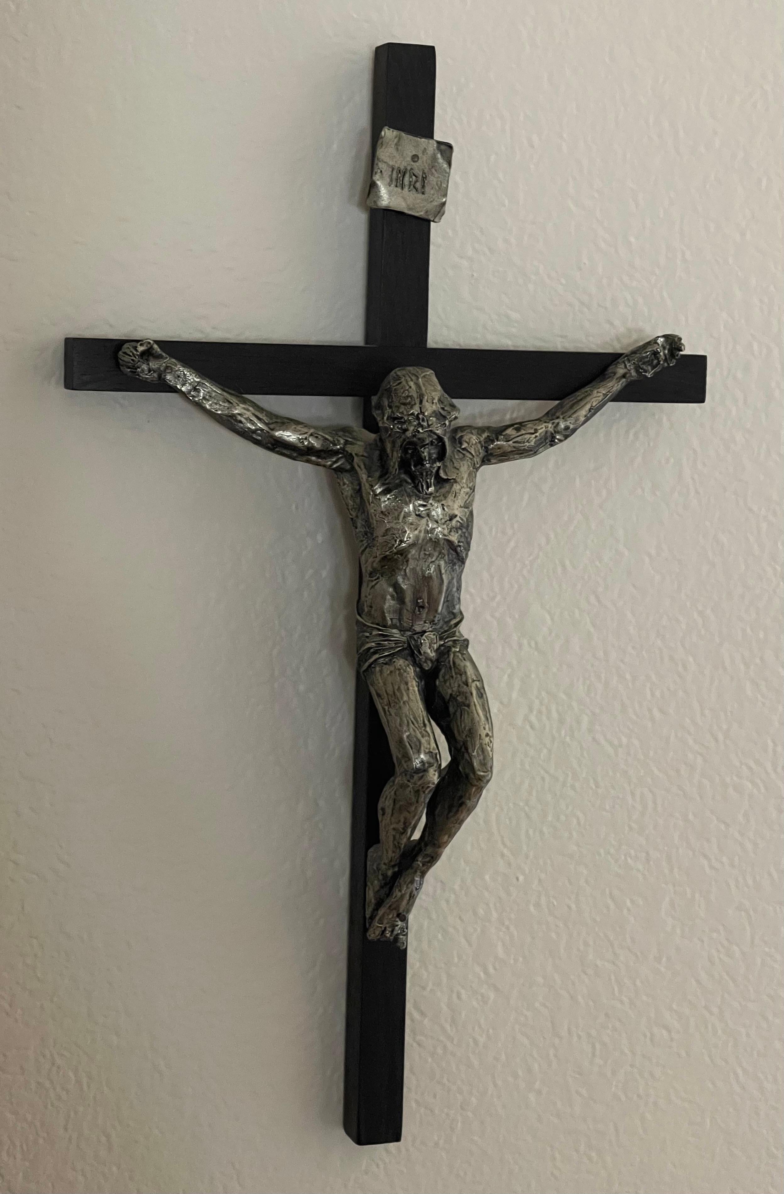 italien Grand crucifix/croix brutaliste en fonte et bois en vente