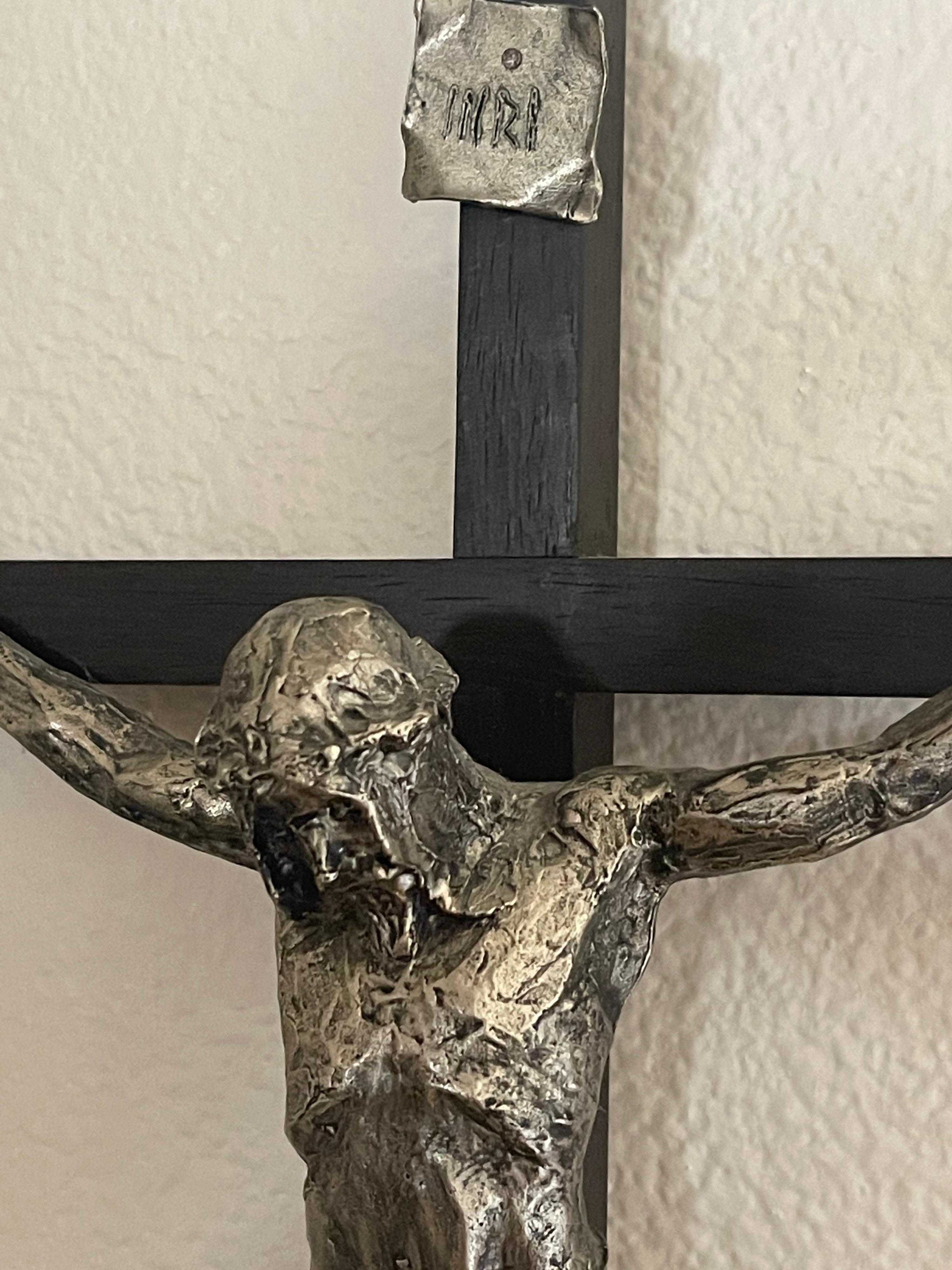 Großes brutalistisches Kruzifix/Kreuz aus Gusseisen und Holz (20. Jahrhundert) im Angebot