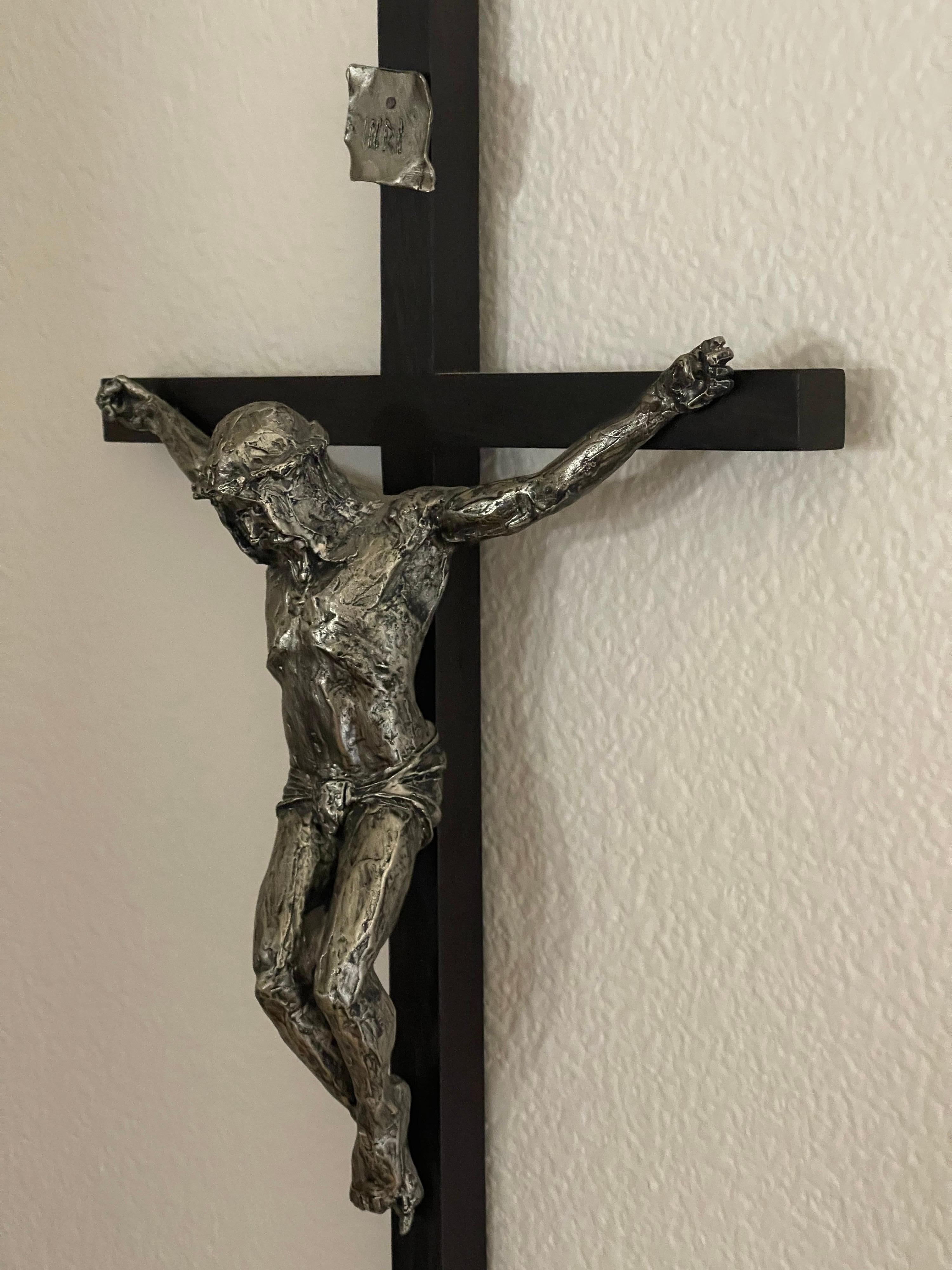 Grand crucifix/croix brutaliste en fonte et bois en vente 1