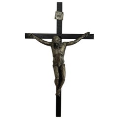 Gran Crucifijo / Cruz Brutalista de Hierro Fundido y Madera