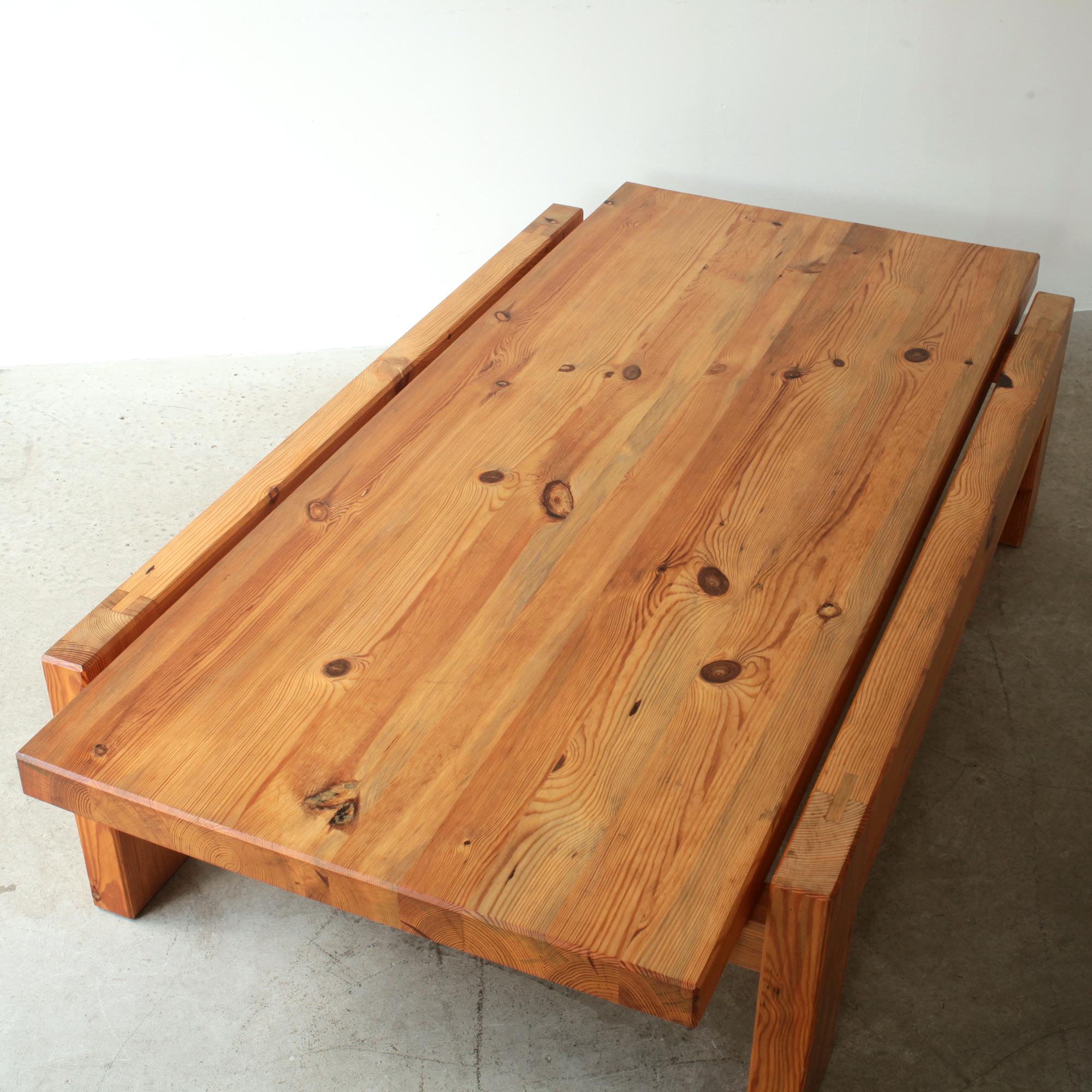 Großer brutalistischer Couchtisch / Cocktailtisch aus massivem Kiefernholz von Sven Larsson, Schweden, 1970 im Angebot 4
