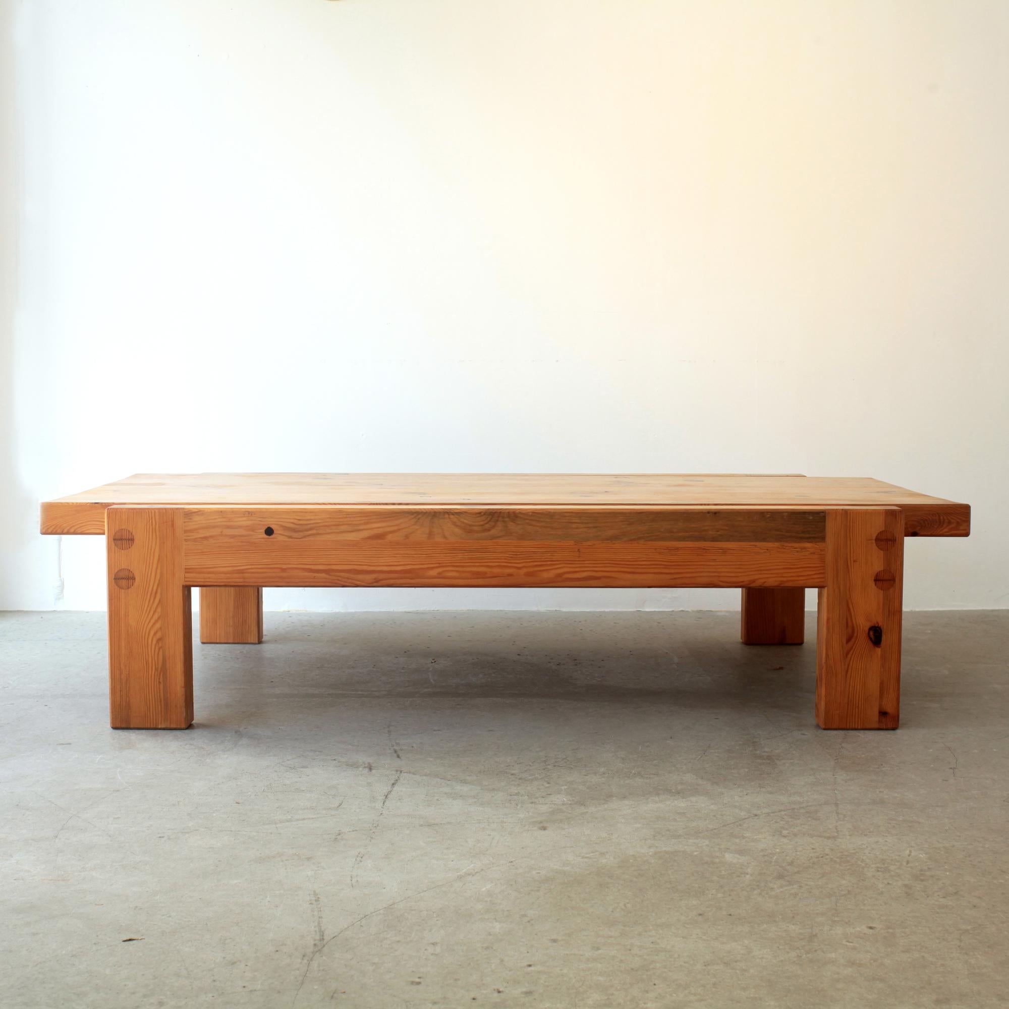 Großer brutalistischer Couchtisch / Cocktailtisch aus massivem Kiefernholz von Sven Larsson, Schweden, 1970 (Skandinavische Moderne) im Angebot