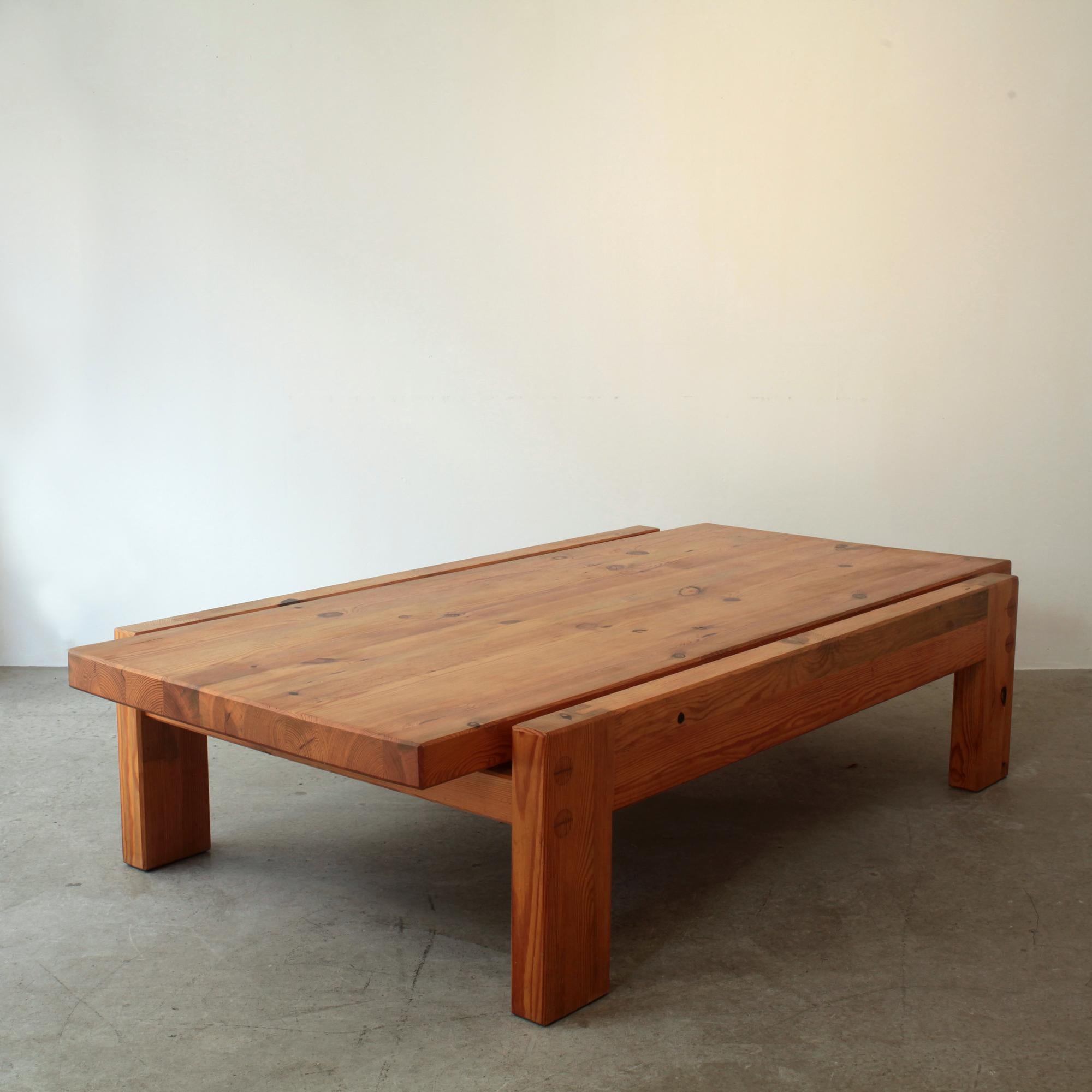 Großer brutalistischer Couchtisch / Cocktailtisch aus massivem Kiefernholz von Sven Larsson, Schweden, 1970 im Zustand „Gut“ im Angebot in Saint  Ouen, FR