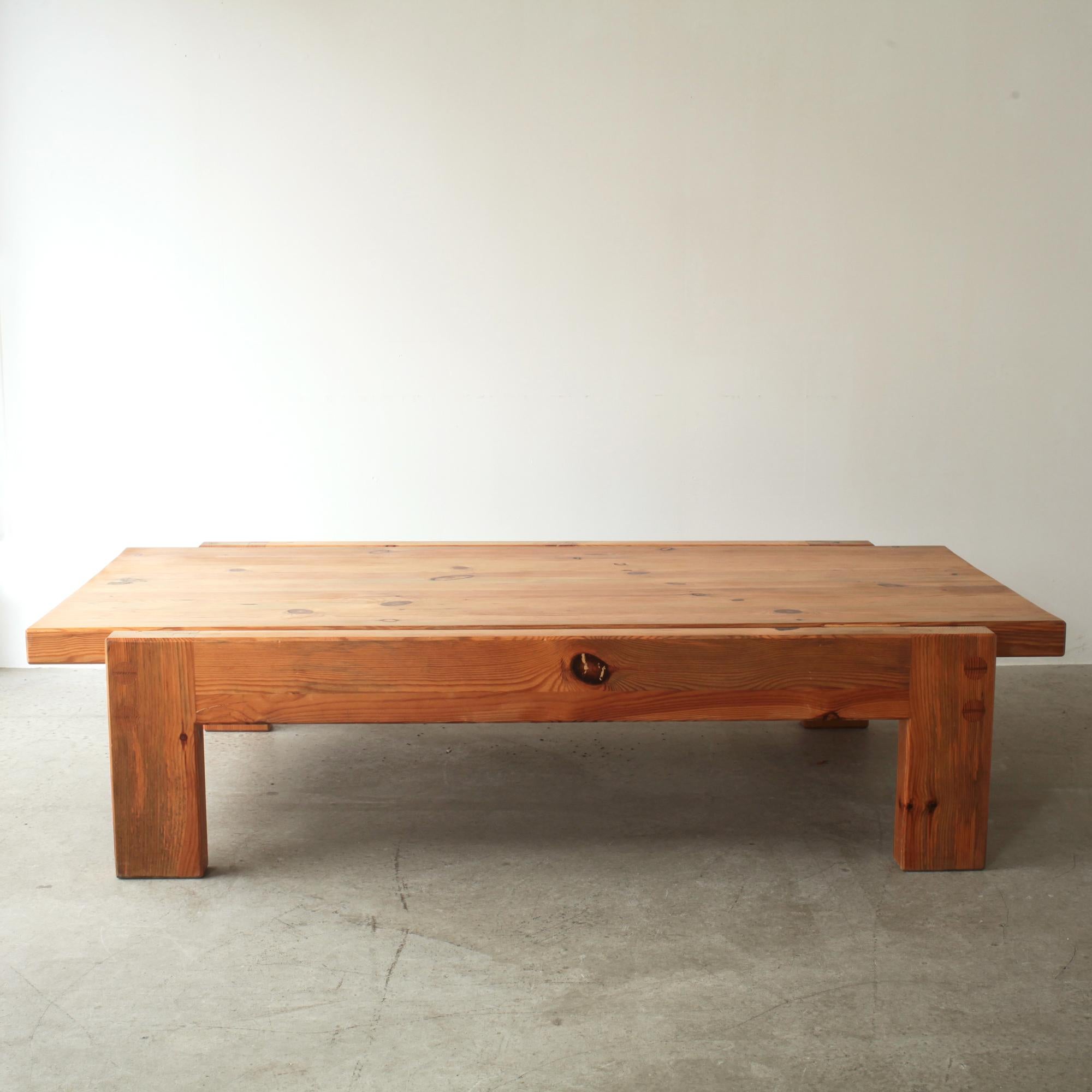 Großer brutalistischer Couchtisch / Cocktailtisch aus massivem Kiefernholz von Sven Larsson, Schweden, 1970 im Angebot 1
