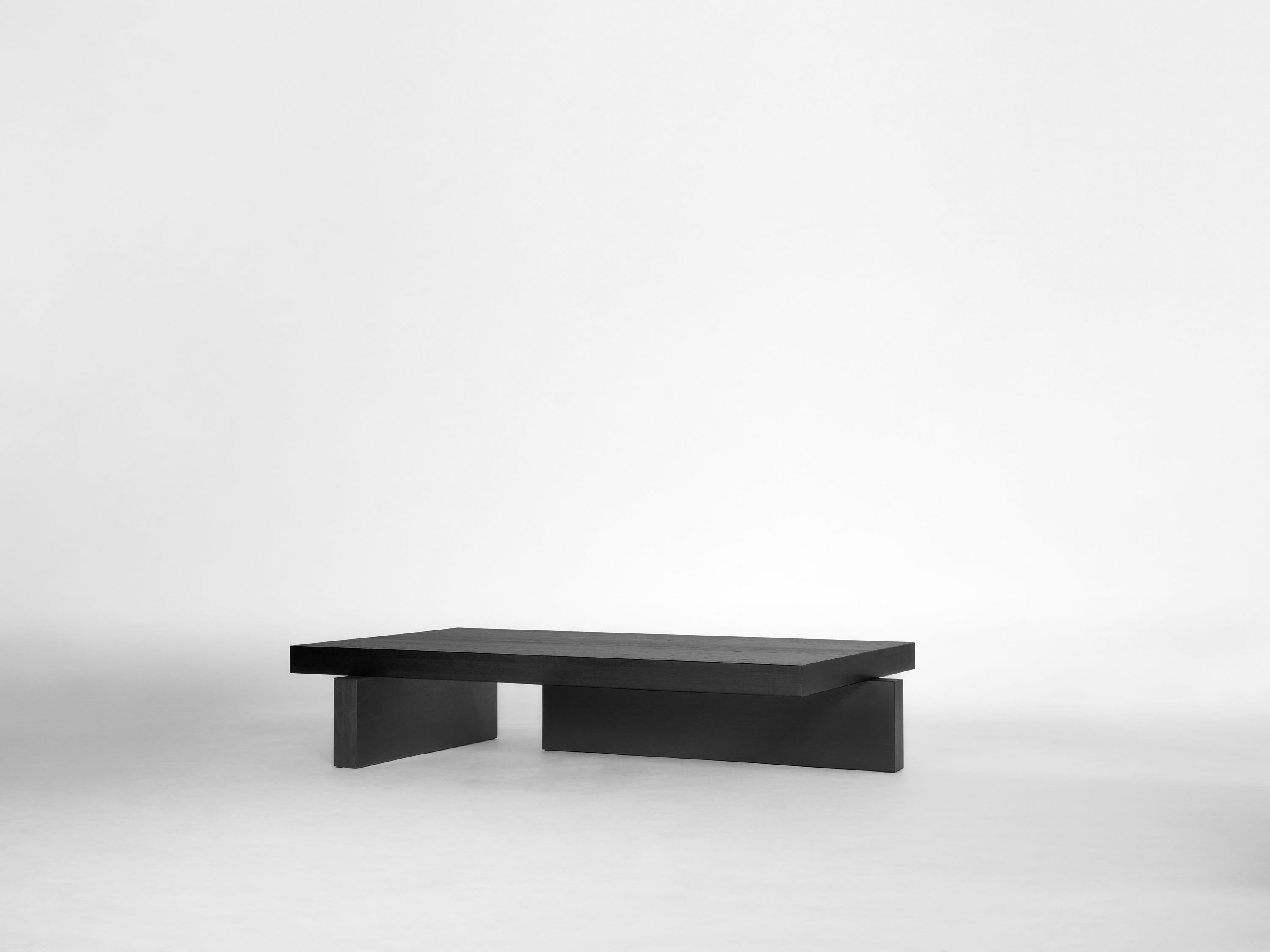 Inspirada en la sencillez de las estructuras arquitectónicas tradicionales japonesas de madera. La mesa baja de centro equilibra tres volúmenes minimalistas compuestos de piezas de madera maciza.

Diseñado por Aad Bos y fabricado en Holanda con