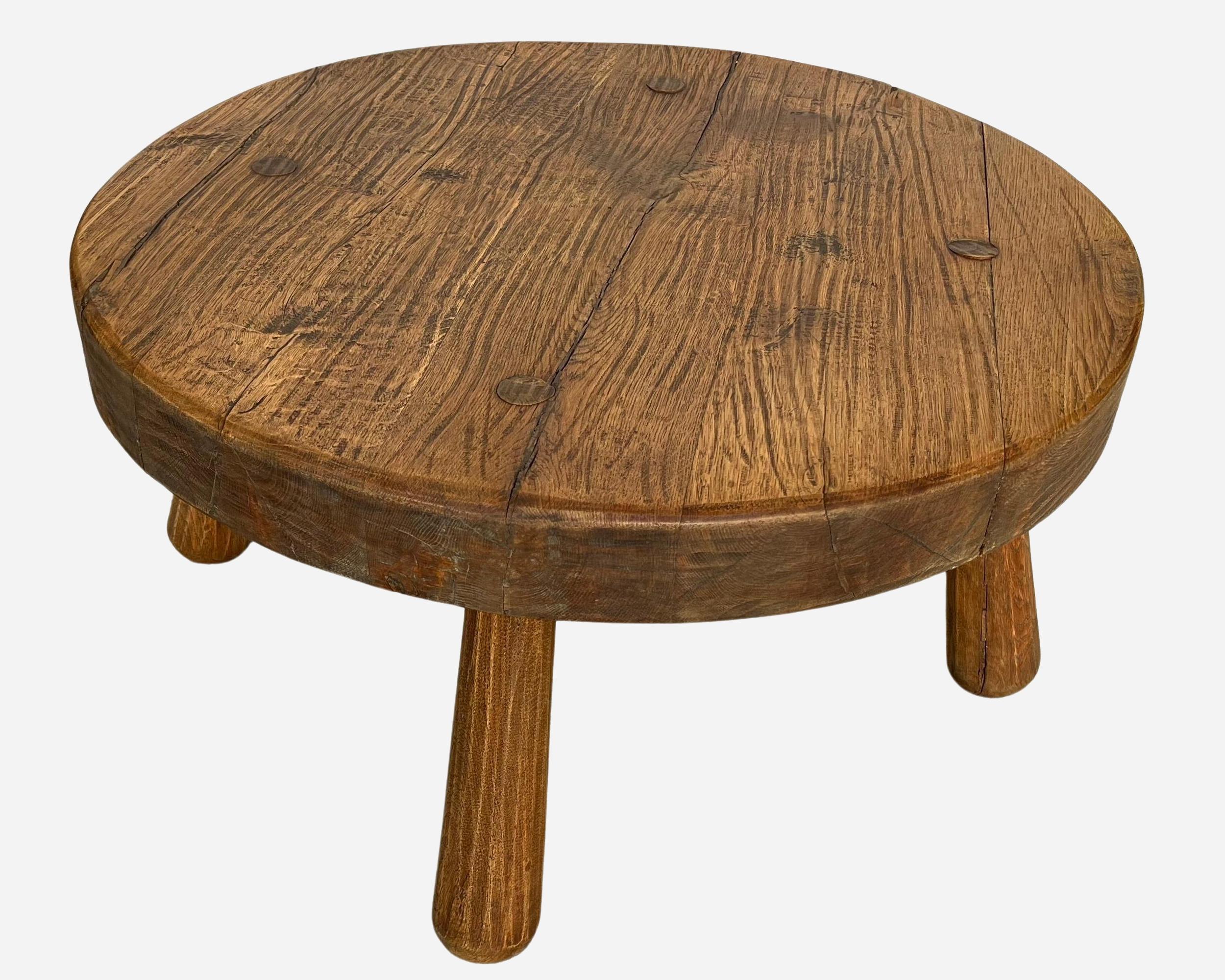 French Large “brutalist” coffee table in solid oak, Belgium or France, circa 1950 For Sale