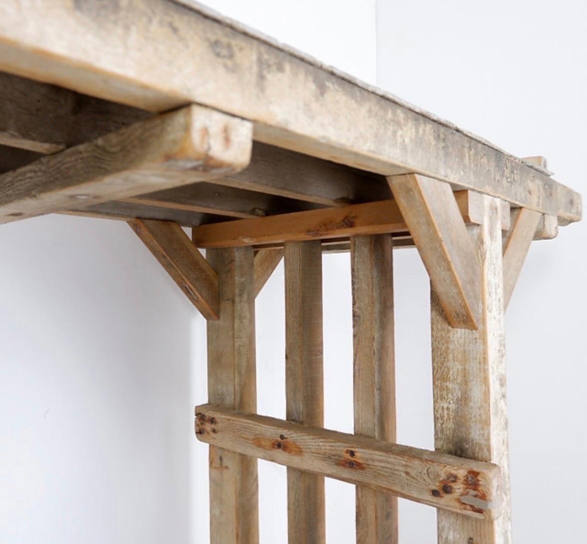 Grande tavolo consolle brutalista con bella patina di legno in vendita 3