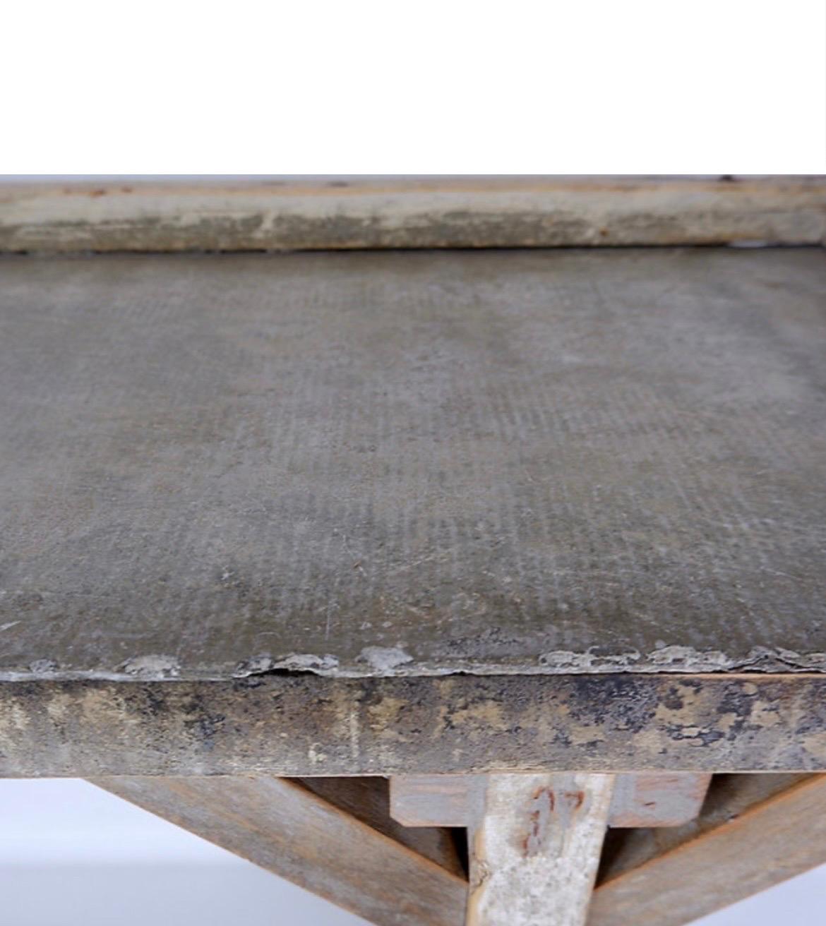 Grande tavolo consolle brutalista con bella patina di legno in vendita 5