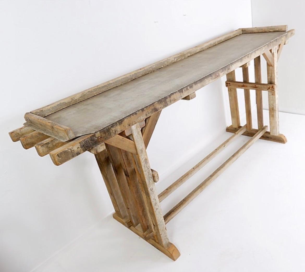 Grande tavolo consolle brutalista con bella patina di legno in vendita 7