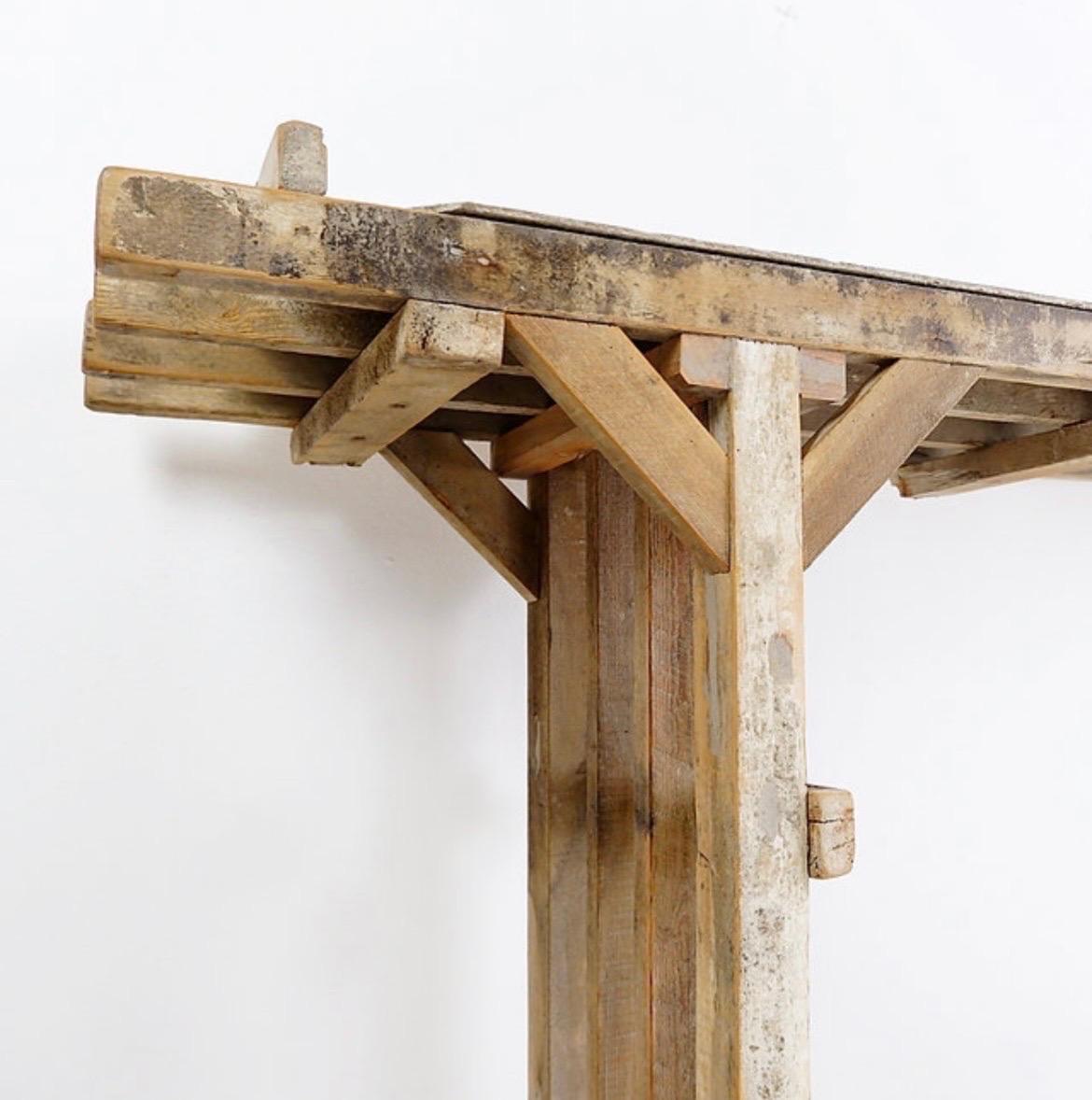 Grande tavolo consolle brutalista con bella patina di legno in vendita 8