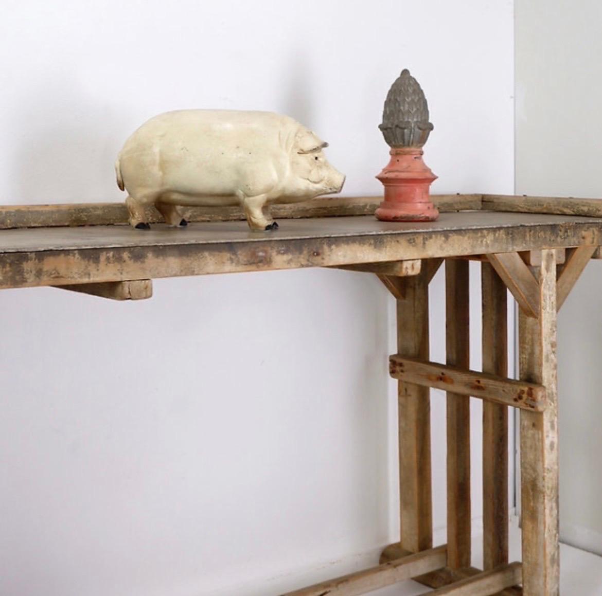 Grande tavolo consolle brutalista con bella patina di legno

Usura coerente con l'età e l'uso

Decorazione Brutalista - Primitiva - Wabi Sabi
Misure: 215cmx60cm H. 89,5cm 
Materiali : Wood - Piano in Eternit