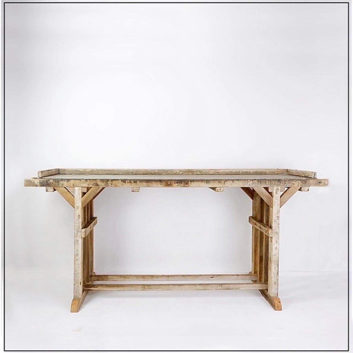 Primitivo Grande tavolo consolle brutalista con bella patina di legno in vendita