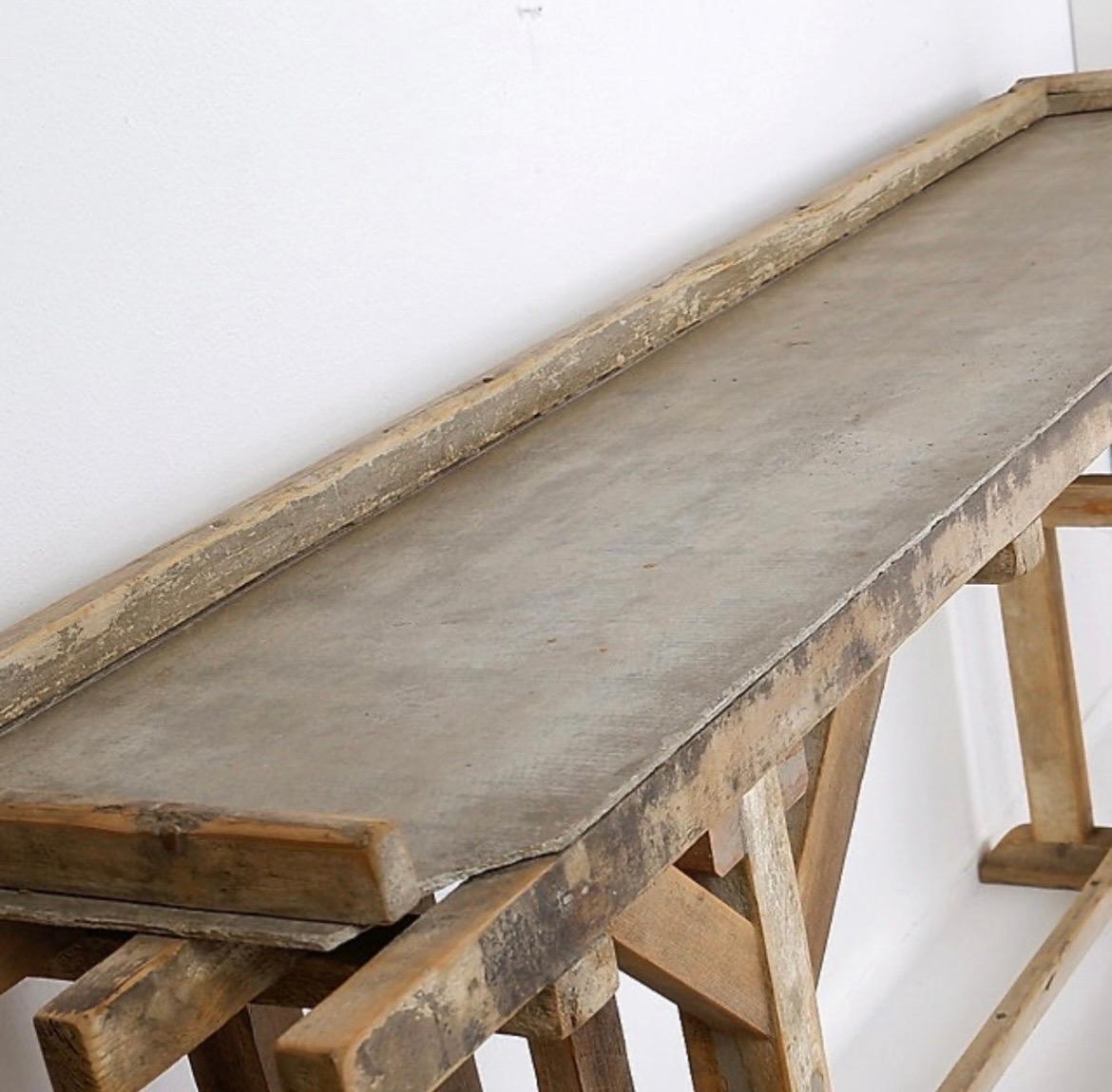 Francese Grande tavolo consolle brutalista con bella patina di legno in vendita