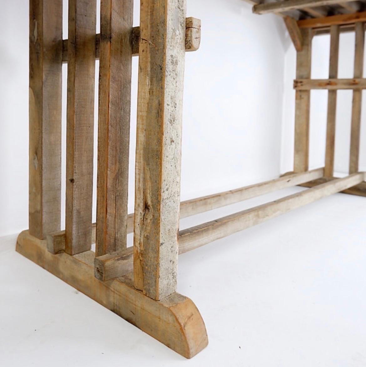 Grande tavolo consolle brutalista con bella patina di legno In condizioni buone in vendita a Linkebeek, BE
