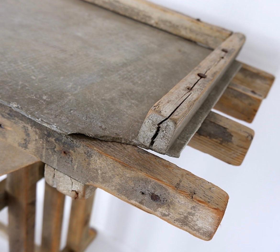 XX secolo Grande tavolo consolle brutalista con bella patina di legno in vendita