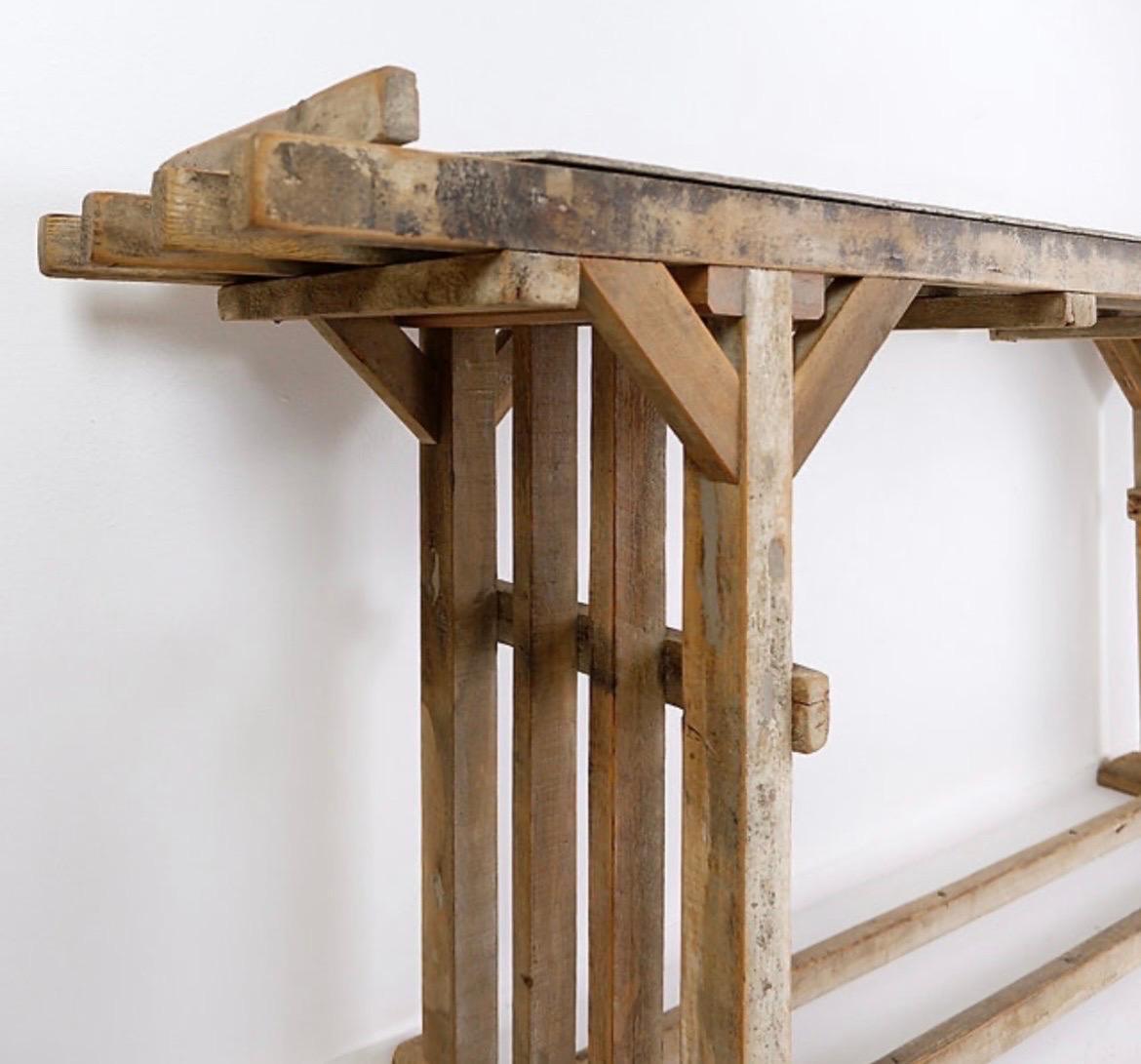 Legno Grande tavolo consolle brutalista con bella patina di legno in vendita