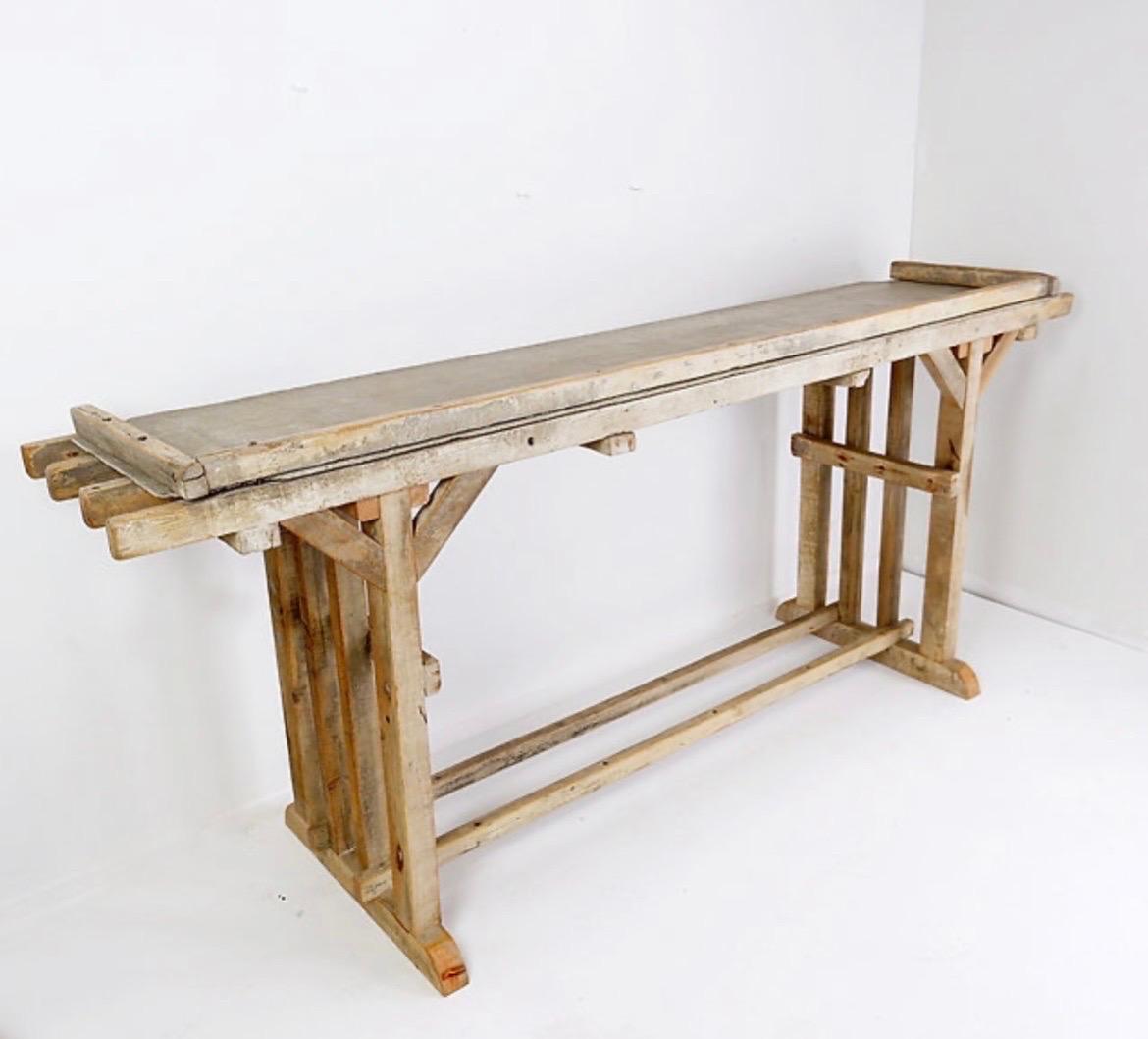Grande tavolo consolle brutalista con bella patina di legno in vendita 1