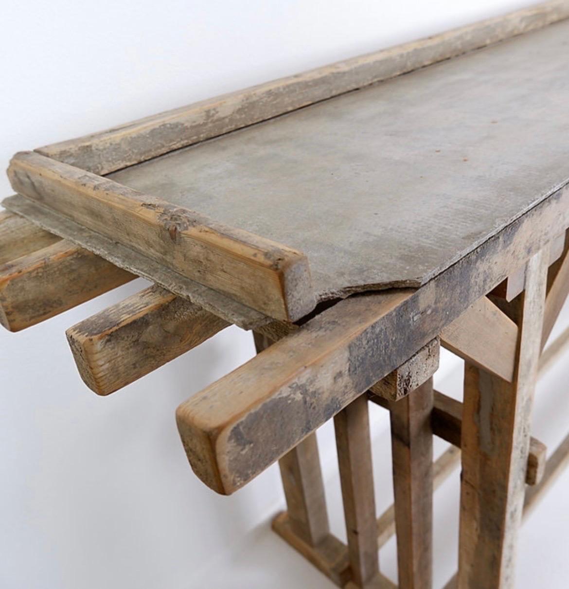 Grande tavolo consolle brutalista con bella patina di legno in vendita 2