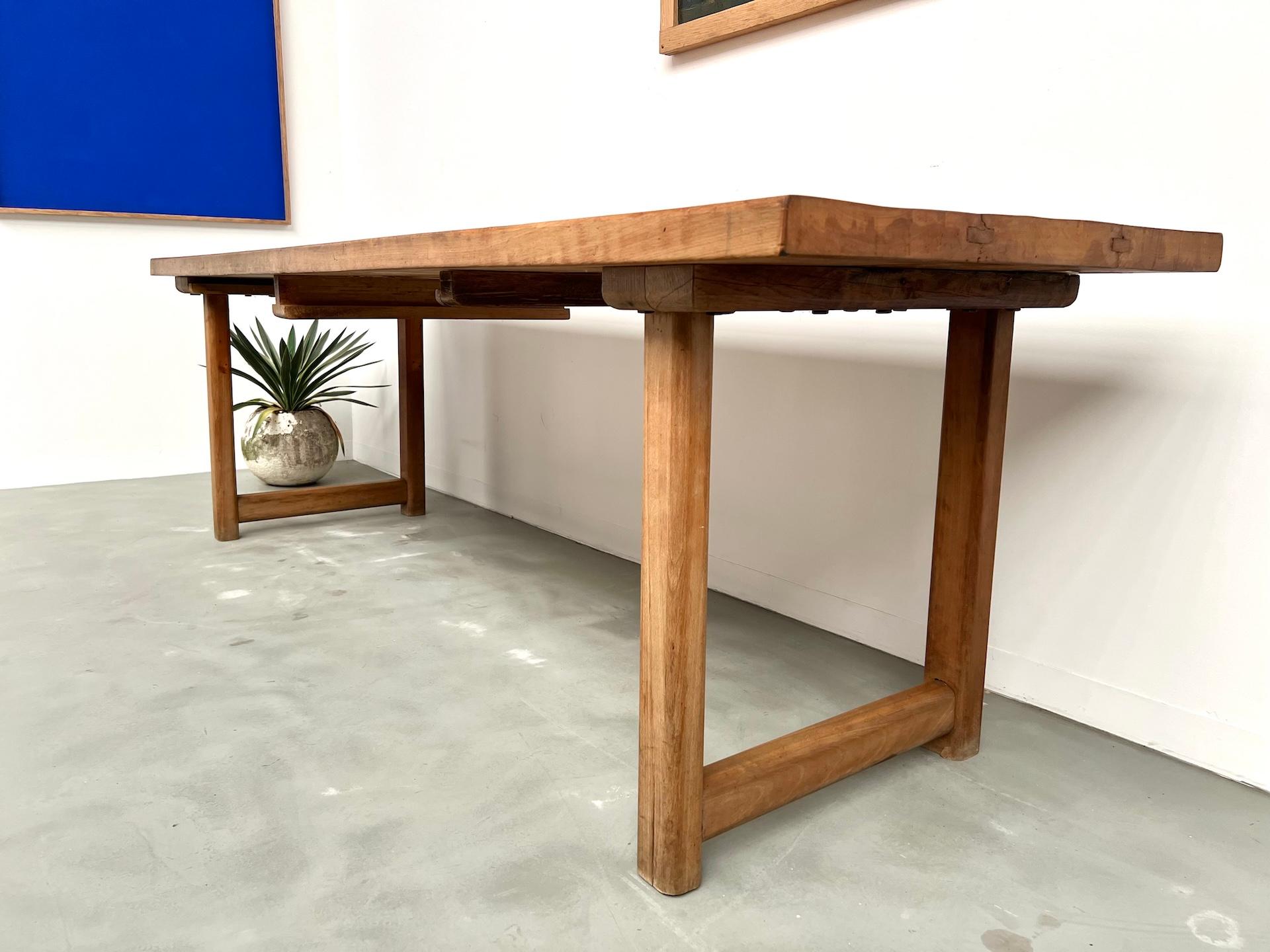 Large Brutalist Farm Table in Beech, Circa 1950 en venta 4