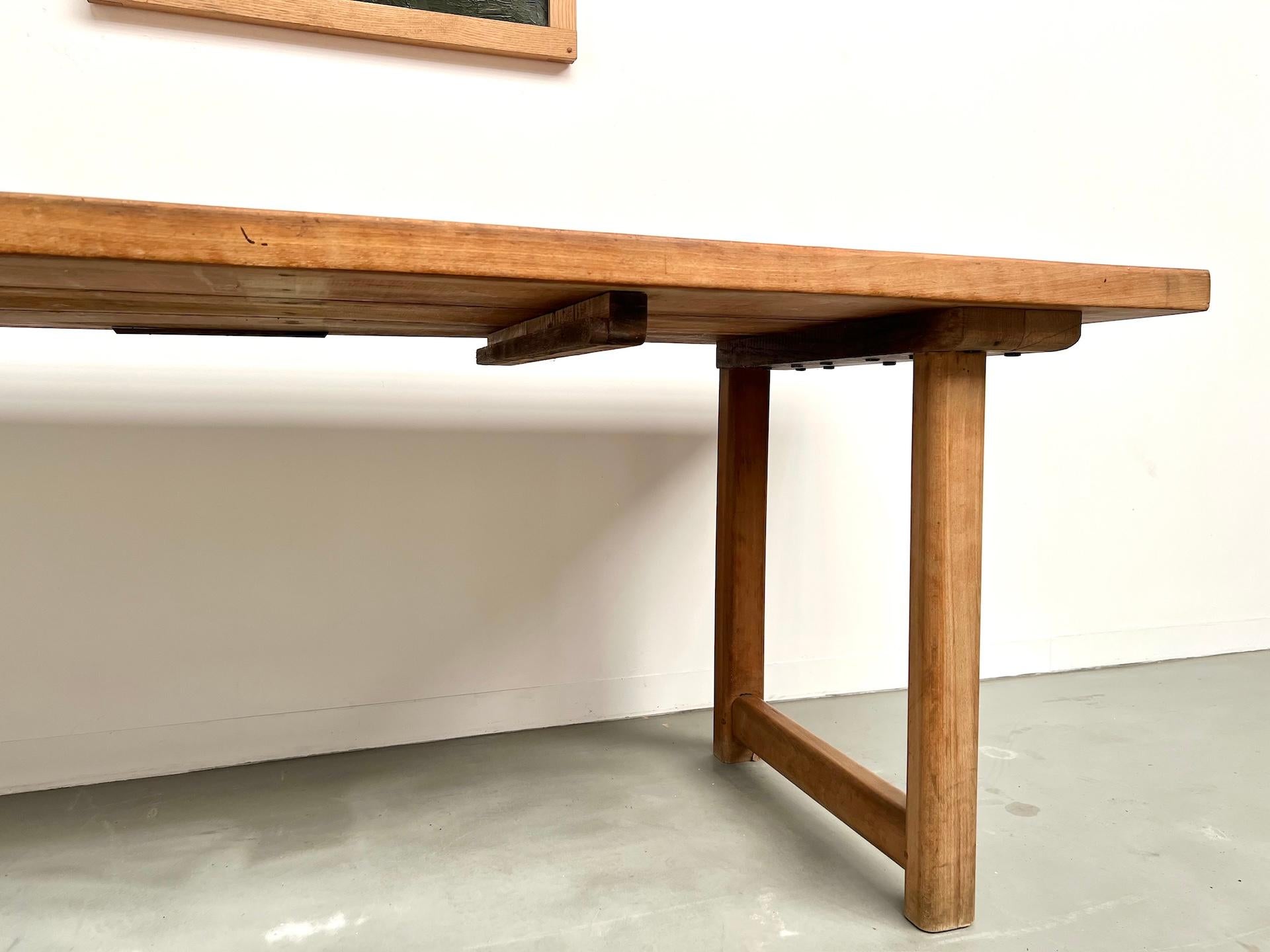 Large Brutalist Farm Table in Beech, Circa 1950 en venta 5