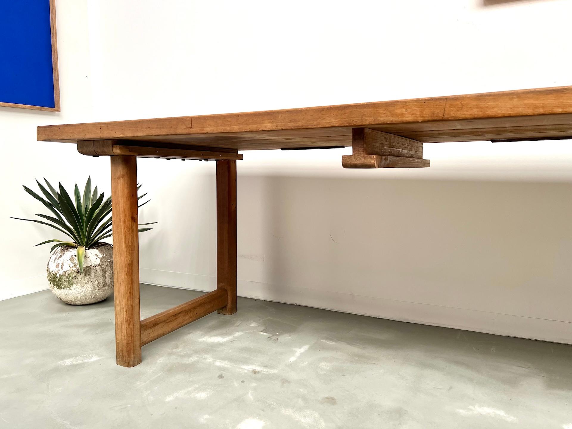 Large Brutalist Farm Table in Beech, Circa 1950 en venta 6