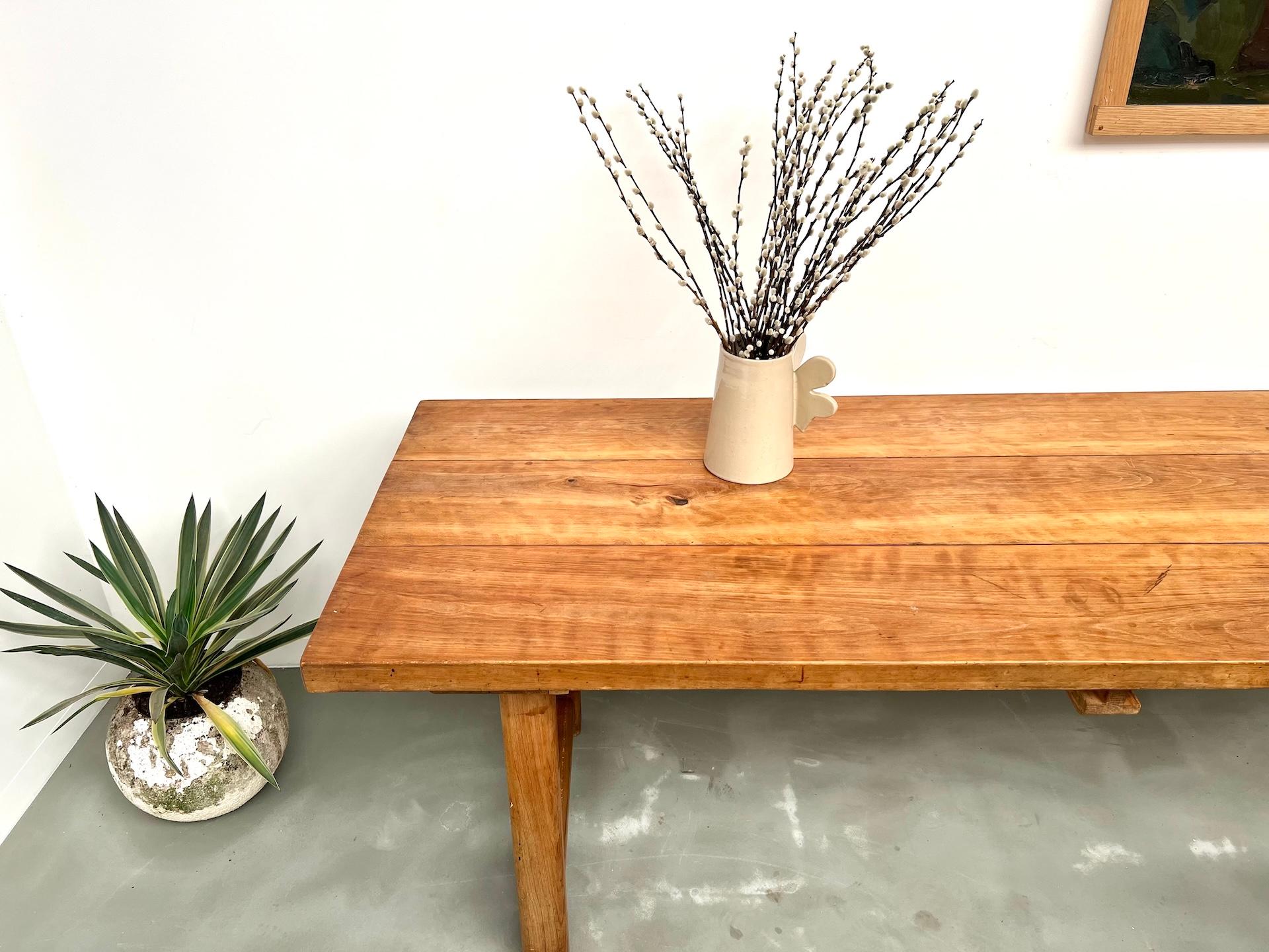 Large Brutalist Farm Table in Beech, Circa 1950 en venta 9