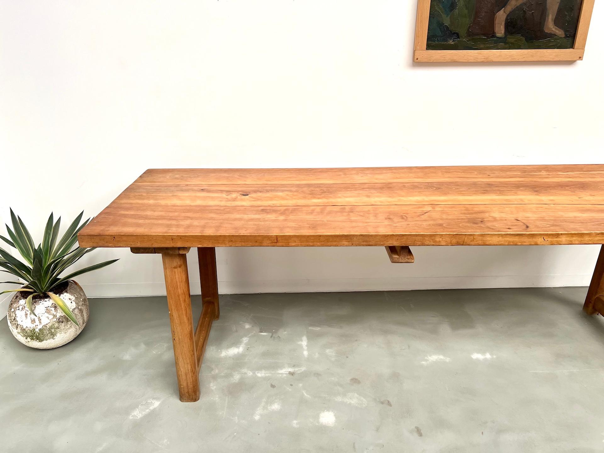 Large Brutalist Farm Table in Beech, Circa 1950 en Bueno estado para la venta en LYON, FR