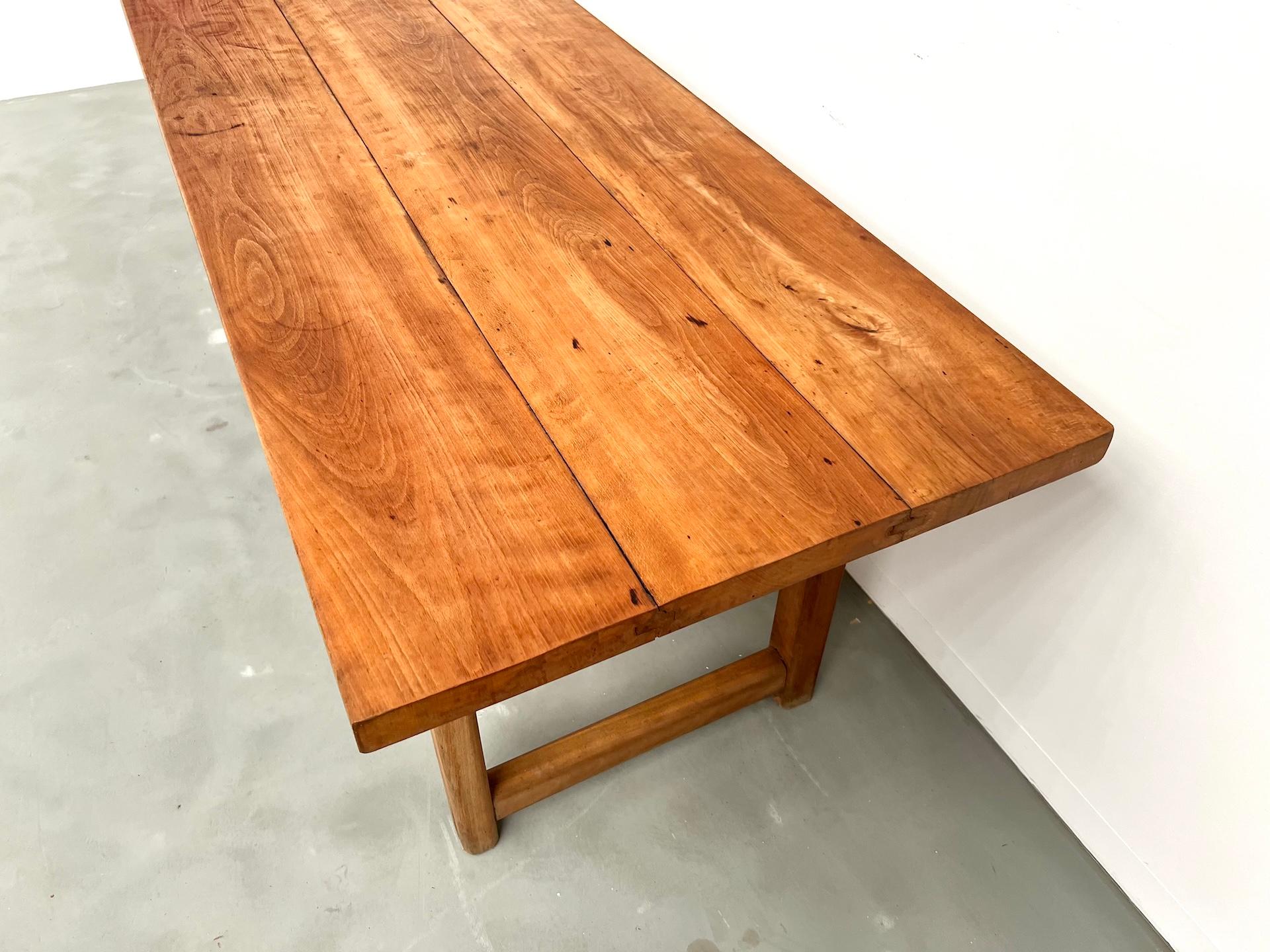 Large Brutalist Farm Table in Beech, Circa 1950 en venta 1