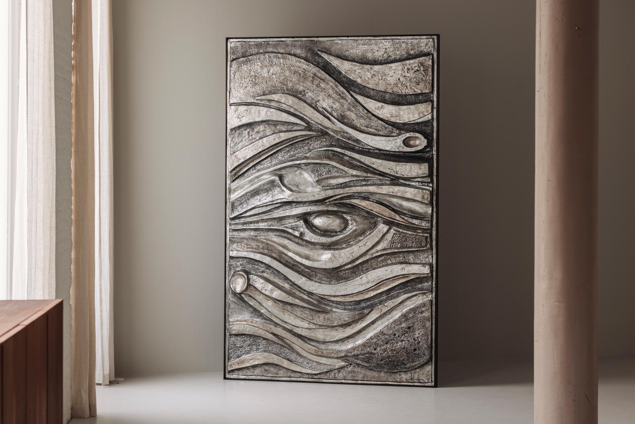 Dieses großformatige brutalistische Kunstwerk aus Fiberglas ist ein kraftvolles Statement aus den 1960er Jahren, das die rohe Energie und den organischen Rhythmus des Modernismus der Mitte des Jahrhunderts einfängt. Die wellenförmigen Formen und die