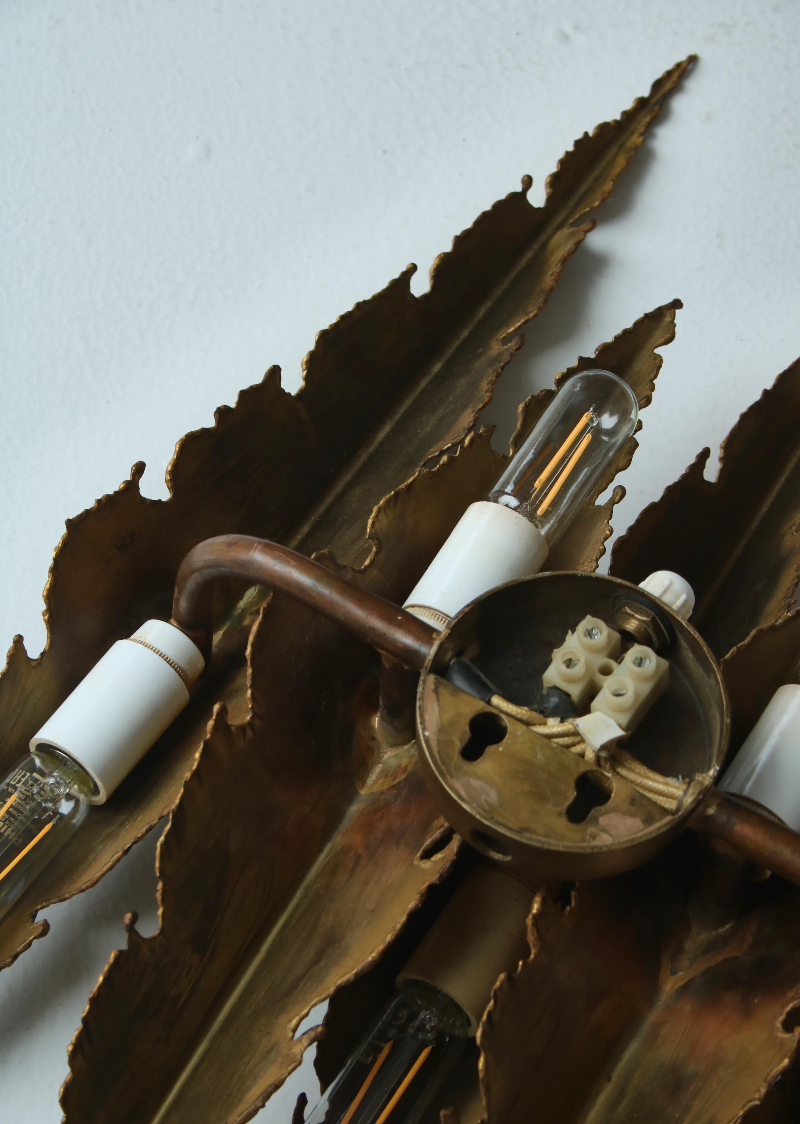 Grande applique brutale 