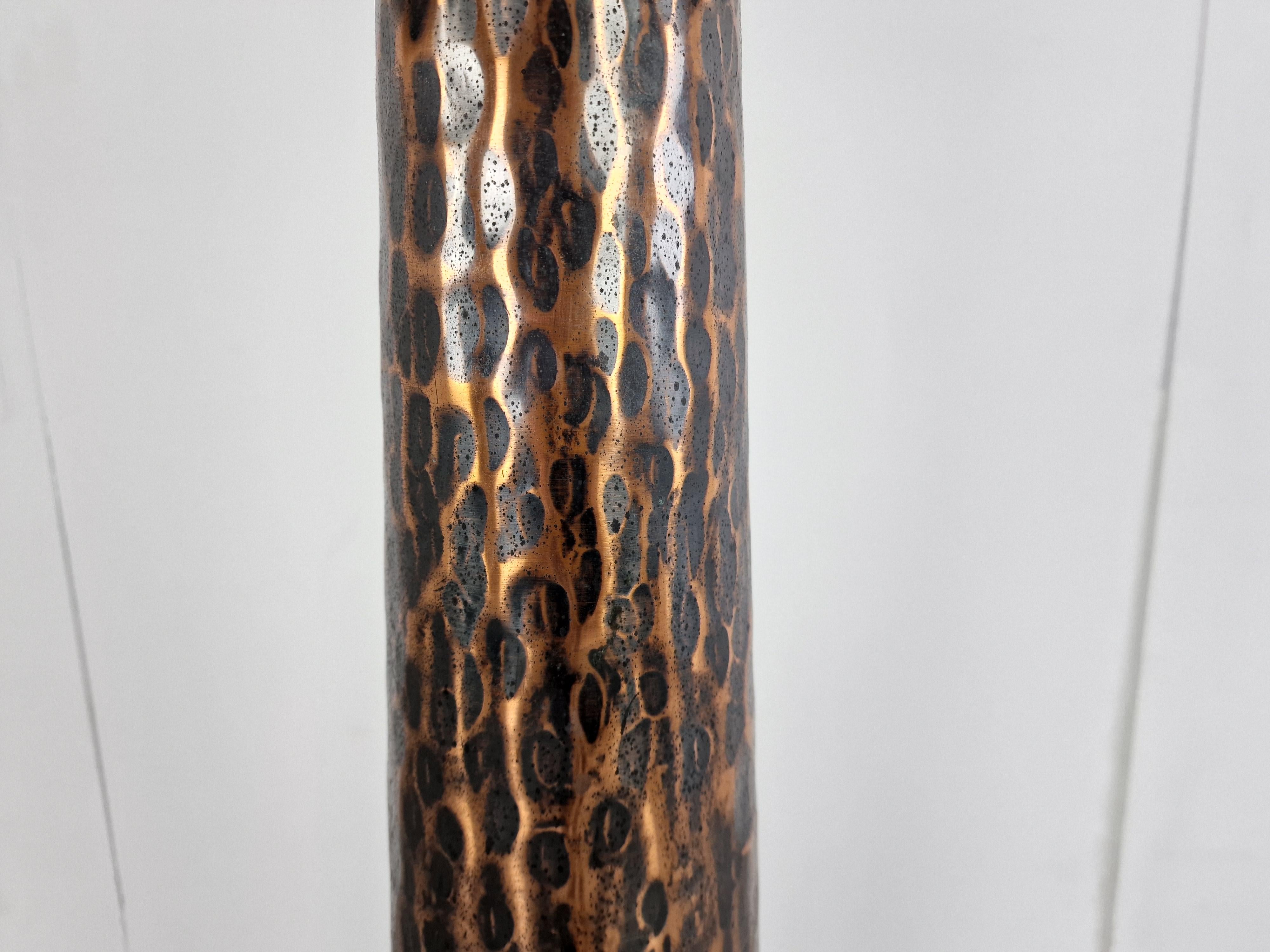 Beautiful hammered copper brutalist floor candle stand.

Cool 'brut' design.

Nice decorative piece.

1970s - Germany

Dimension:
Height: 137cm/53.93