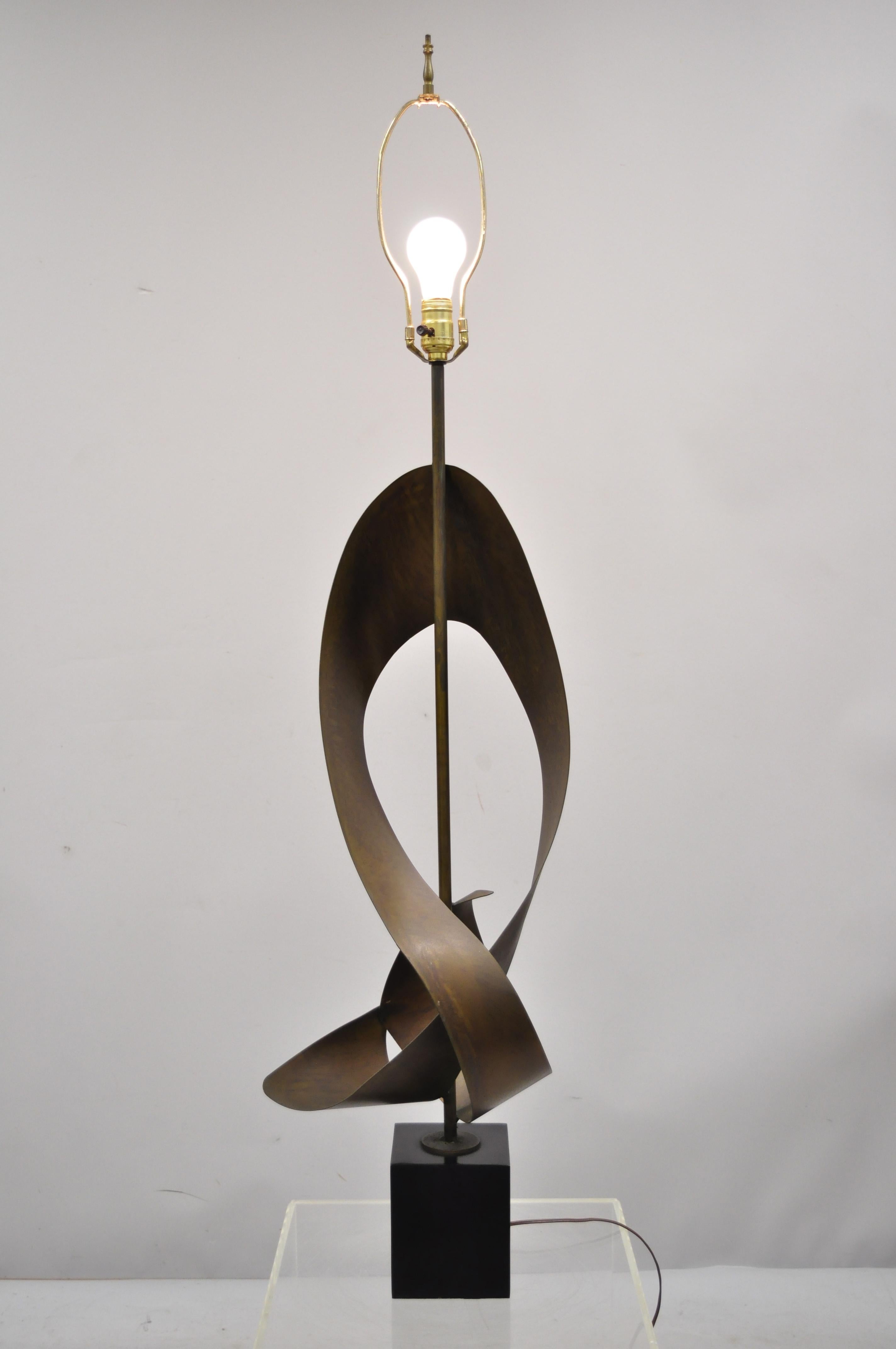 Large Brutalist Harry Balmer Mid-Century Modern Ribbon table lamp for Laurel. Item includes a sculptural metal form, wooden base, very nice vintage item, circa mid-20th century. Measurements: 53