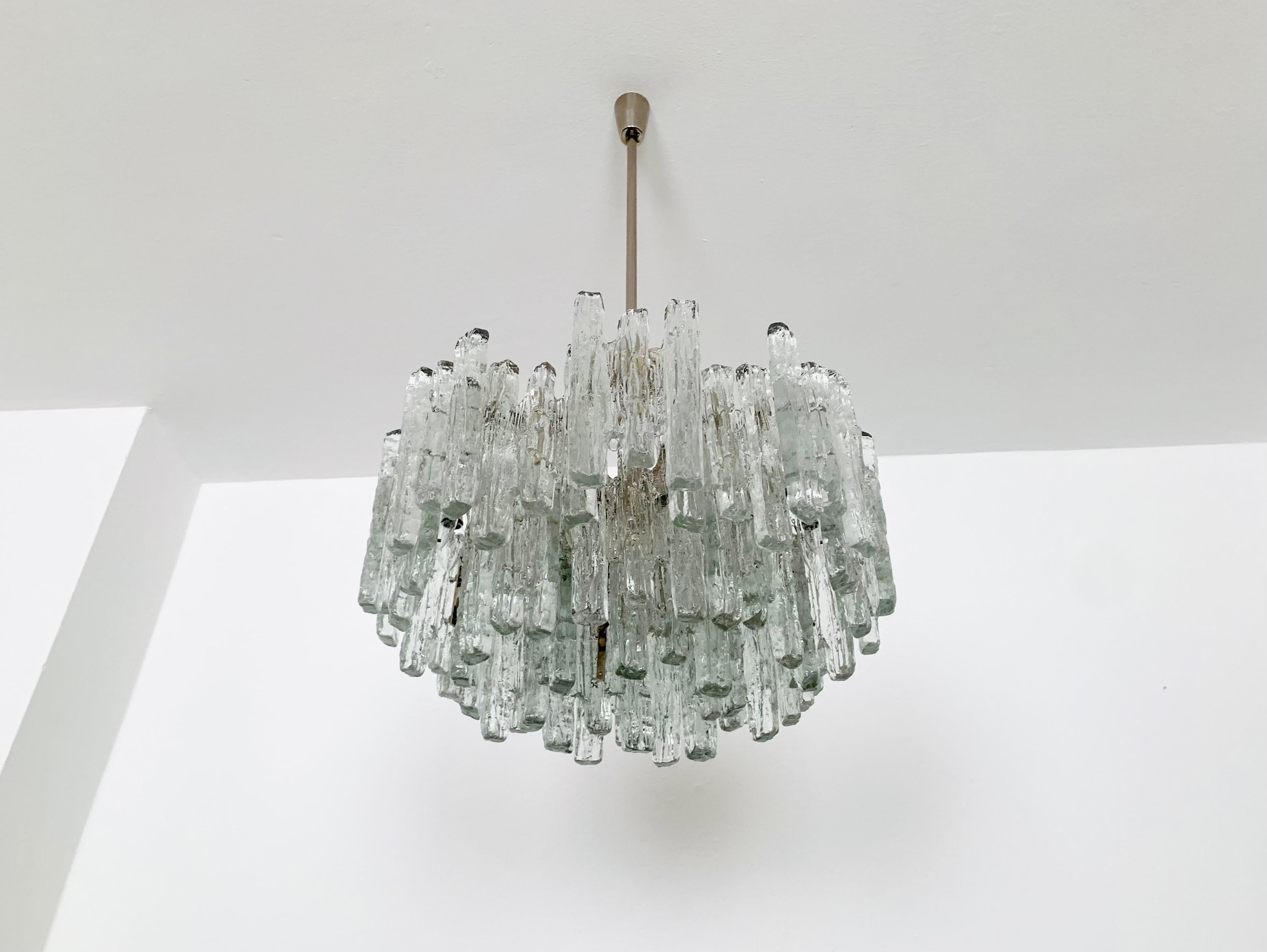 Large Brutalist Ice Glass Chandelier In Good Condition For Sale In München, DE