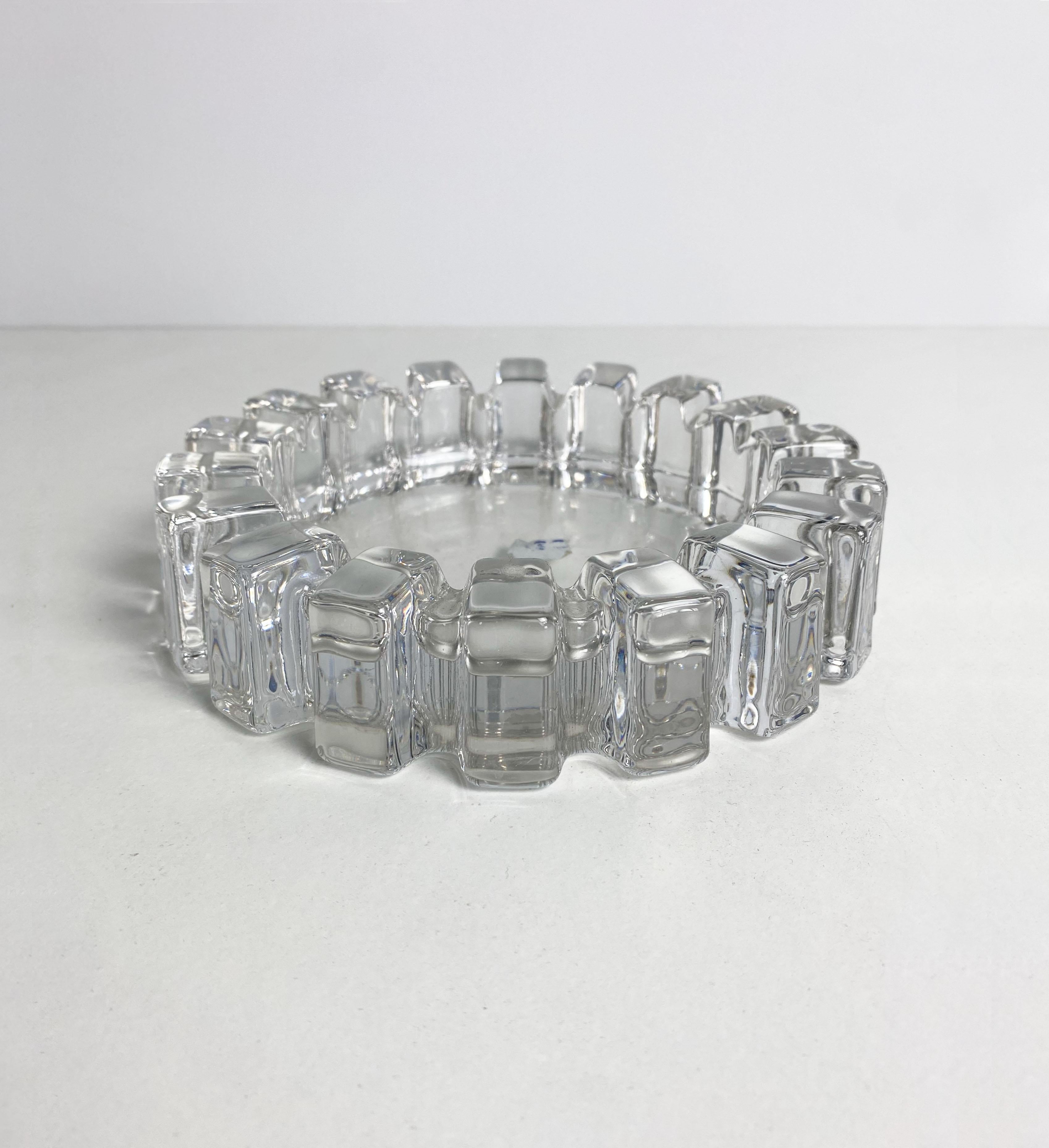 Heavy, sunburst design, brutalist style, crystal ashtray from ACC Japan, c.1950.

Great condition.

Dimensions (cm, approx): 
Diameter: 18 
Height: 4.