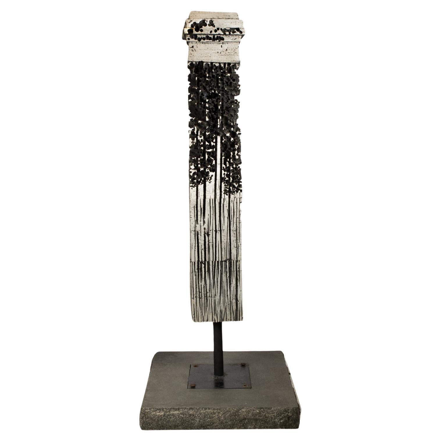 Große brutalistische Metallskulptur aus Metall auf Granitsockel im Angebot