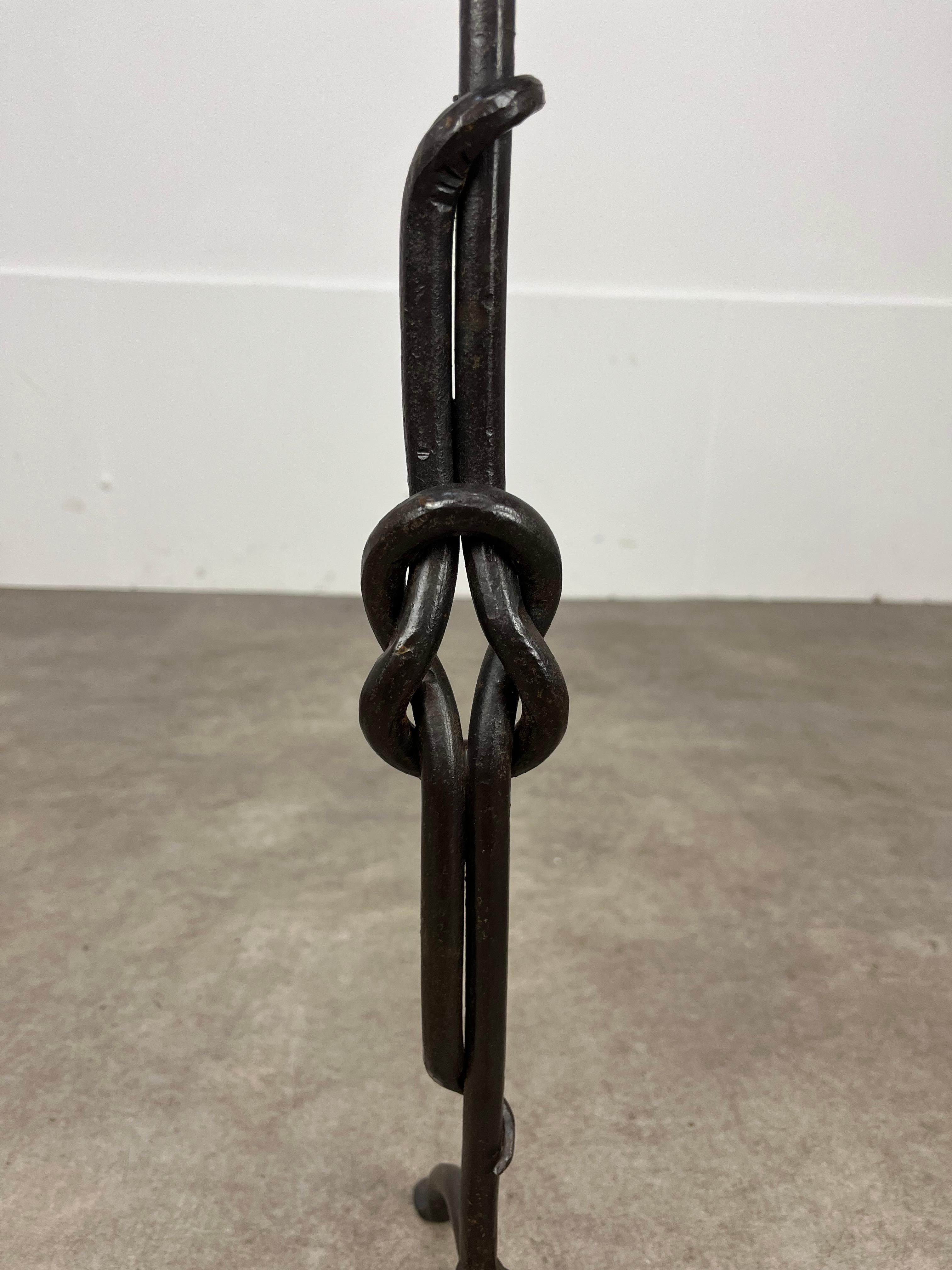 Großer brutalistischer schmiedeeiserner Bodenkandelaber-Kerzenhalter aus der Mitte des Jahrhunderts, Knoten (Brutalismus) im Angebot