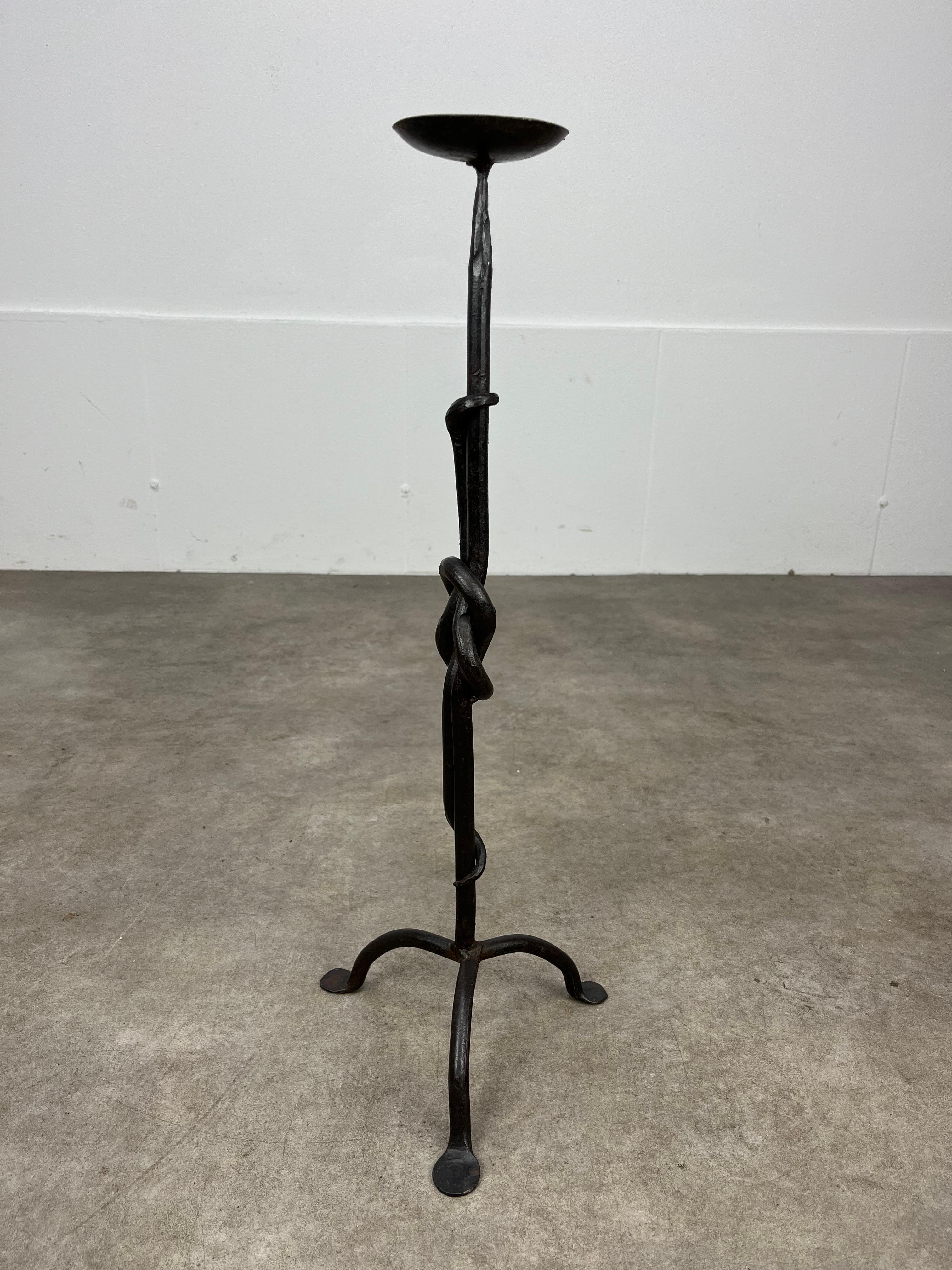 Großer brutalistischer schmiedeeiserner Bodenkandelaber-Kerzenhalter aus der Mitte des Jahrhunderts, Knoten (Französisch) im Angebot