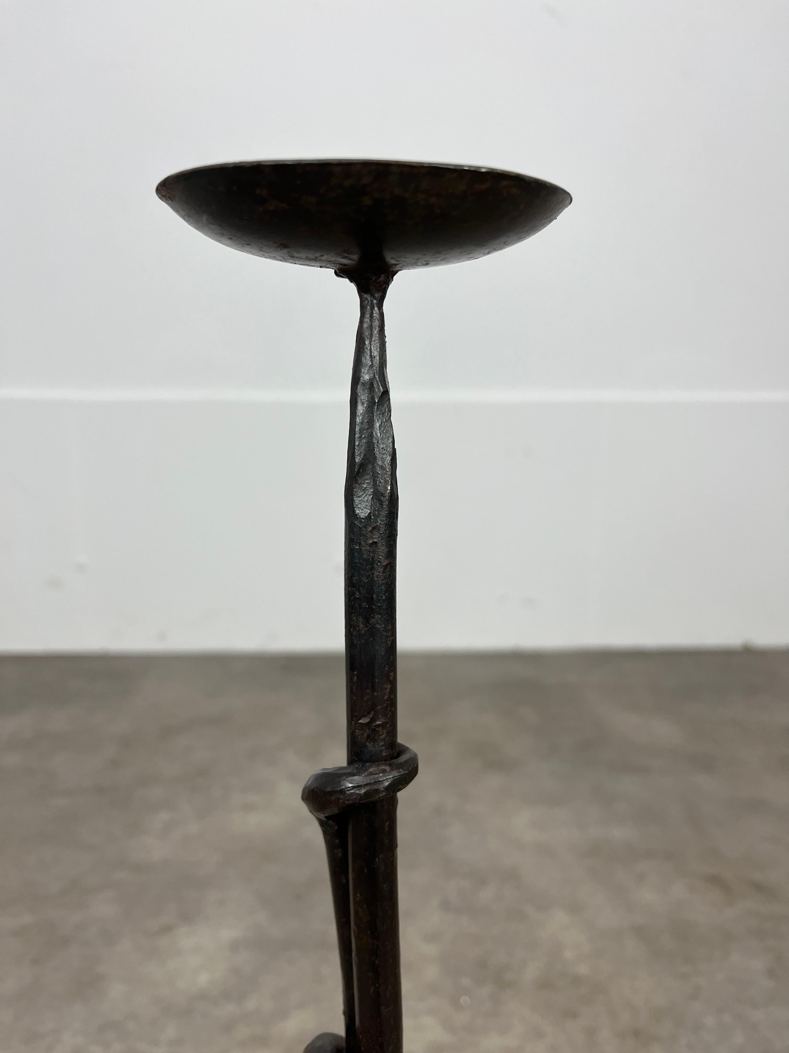 Großer brutalistischer schmiedeeiserner Bodenkandelaber-Kerzenhalter aus der Mitte des Jahrhunderts, Knoten (Mitte des 20. Jahrhunderts) im Angebot